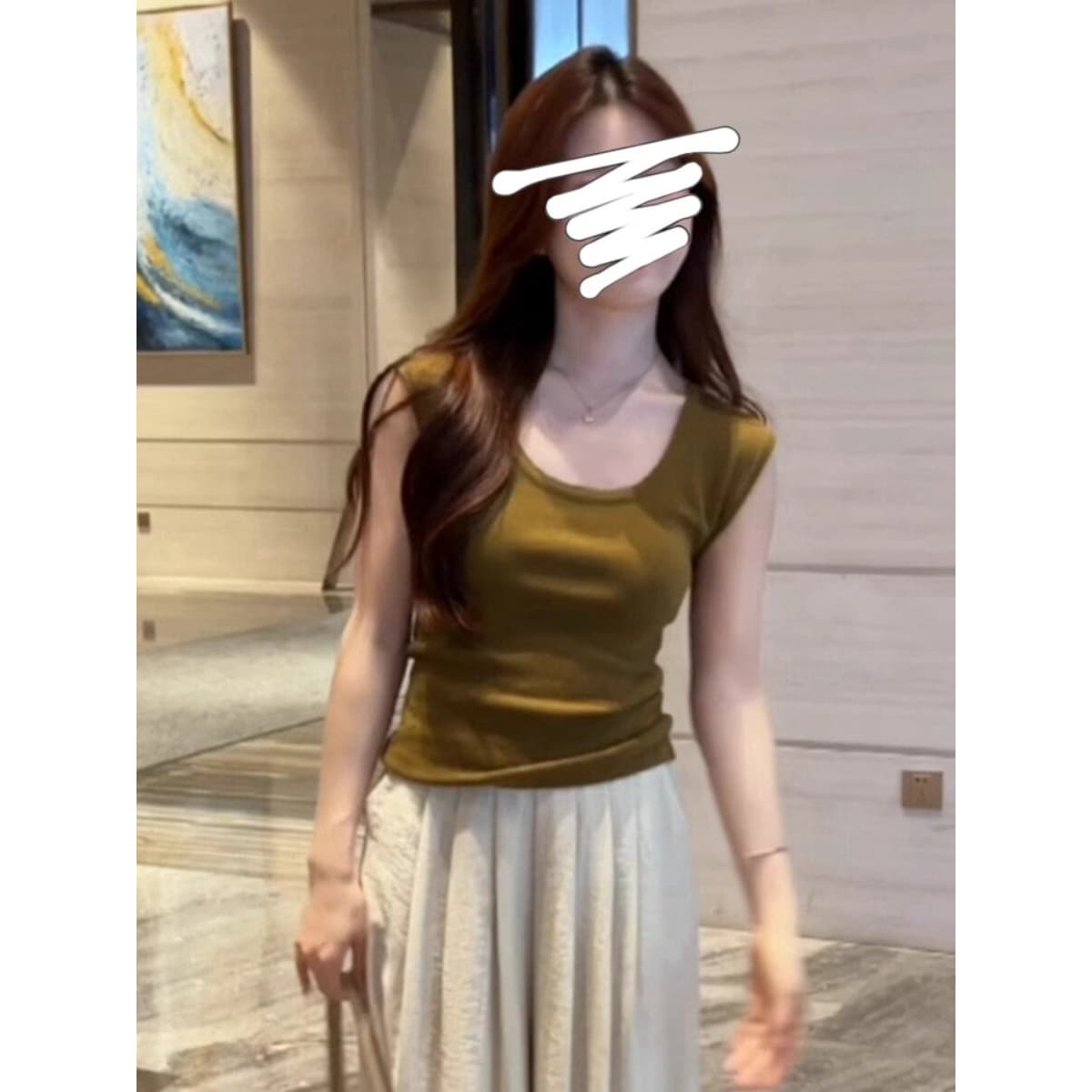 한 부서 캐주얼 u 칼라 민소매 어깨 티셔츠 여름 2026 새로운 패션 품격 다용도 몸매 가꾸기 슬림해 보이는 맨위 여성 이미지 5