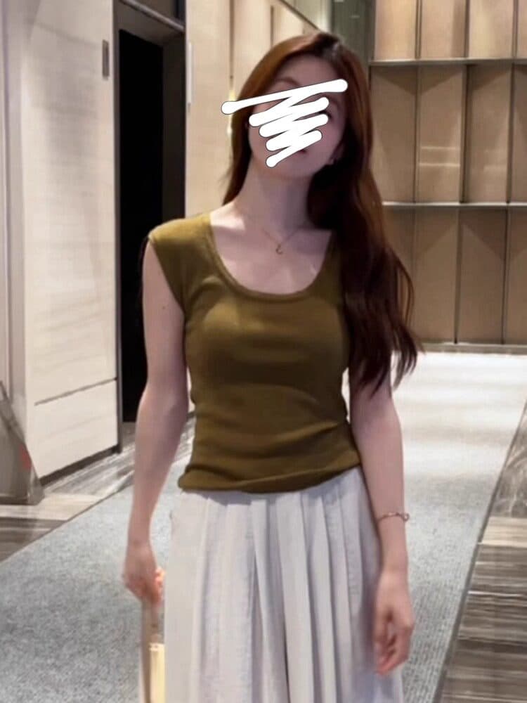 한 부서 캐주얼 u 칼라 민소매 어깨 티셔츠 여름 2026 새로운 패션 품격 다용도 몸매 가꾸기 슬림해 보이는 맨위 여성 상세 이미지 2