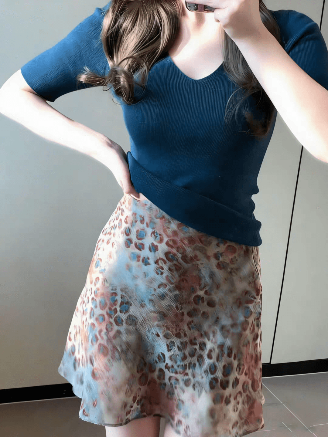 자이언트 잘 생긴 ~ 중 여름 전체 집합 한 부서 품격 파란색 V넥 반팔 니트 스웨터 레오파드 무늬 반신 스커트 투피스 세트 상세 이미지 1