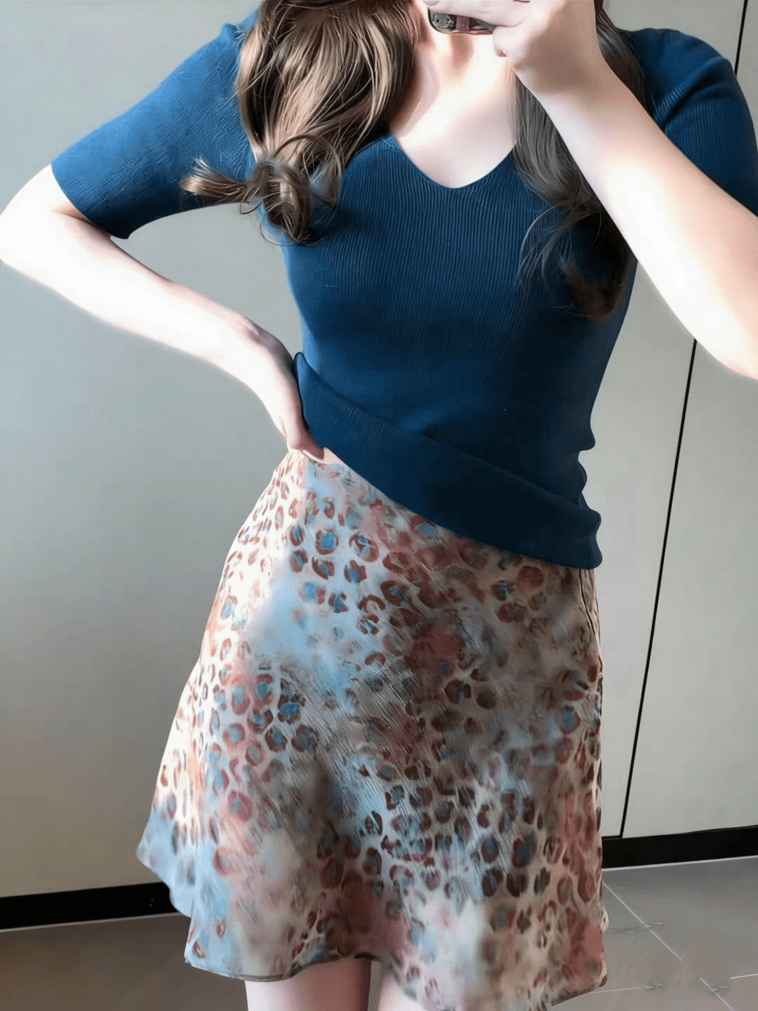 자이언트 잘 생긴 ~ 중 여름 전체 집합 한 부서 품격 파란색 V넥 반팔 니트 스웨터 레오파드 무늬 반신 스커트 투피스 세트 상세 이미지 4
