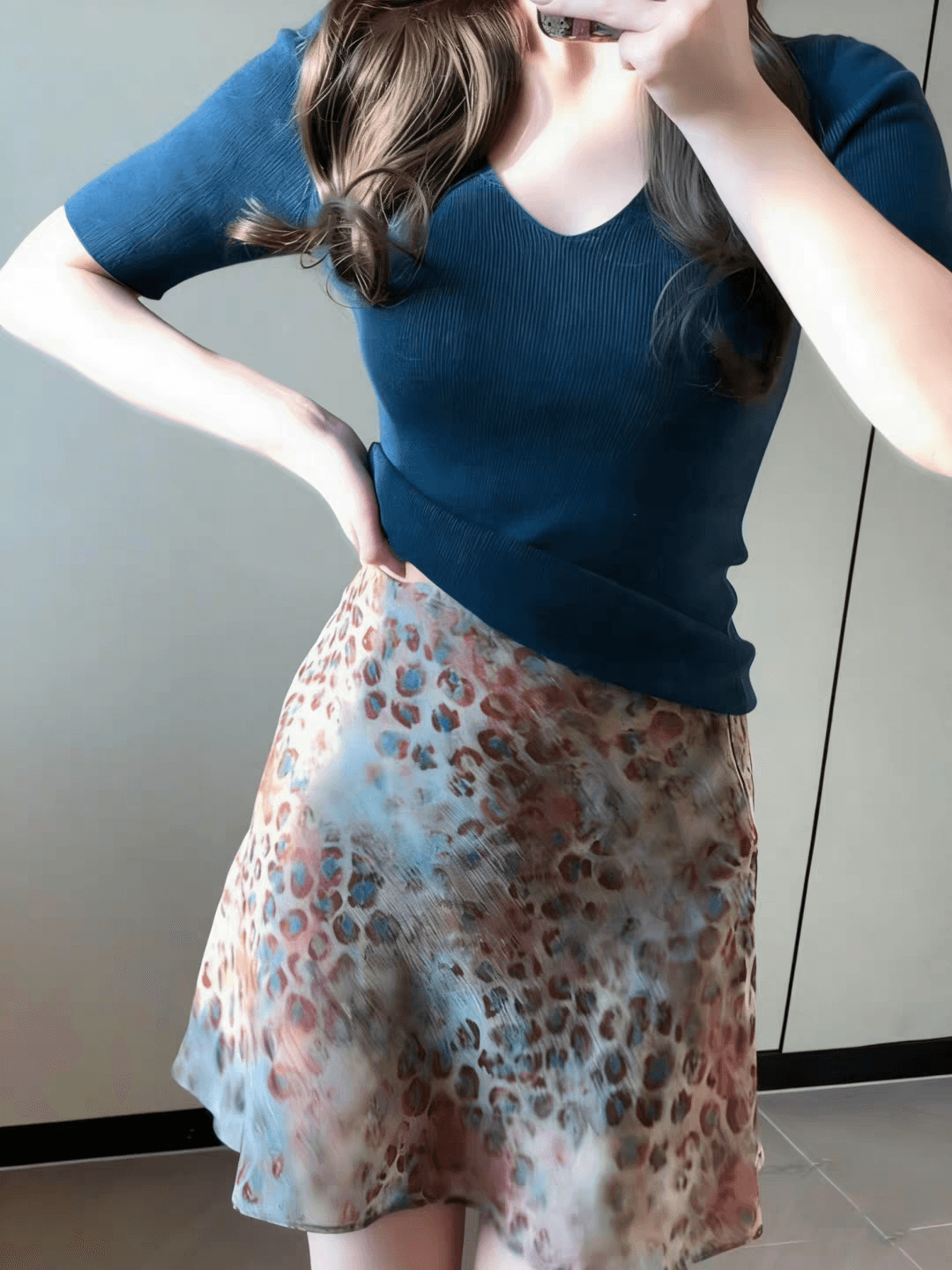 자이언트 잘 생긴 ~ 중 여름 전체 집합 한 부서 품격 파란색 V넥 반팔 니트 스웨터 레오파드 무늬 반신 스커트 투피스 세트 상세 이미지 5