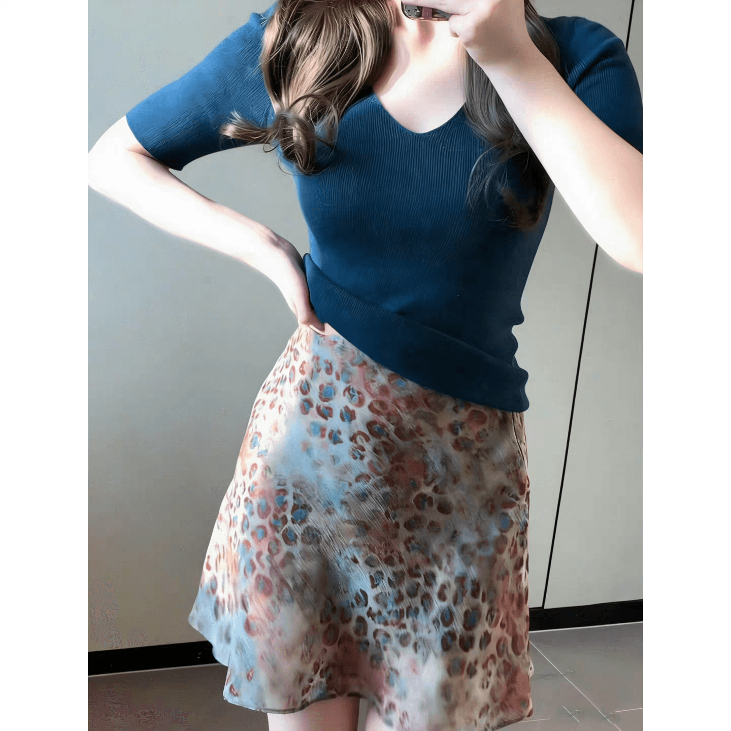 자이언트 잘 생긴 ~ 중 여름 전체 집합 한 부서 품격 파란색 V넥 반팔 니트 스웨터 레오파드 무늬 반신 스커트 투피스 세트 상세 이미지 6