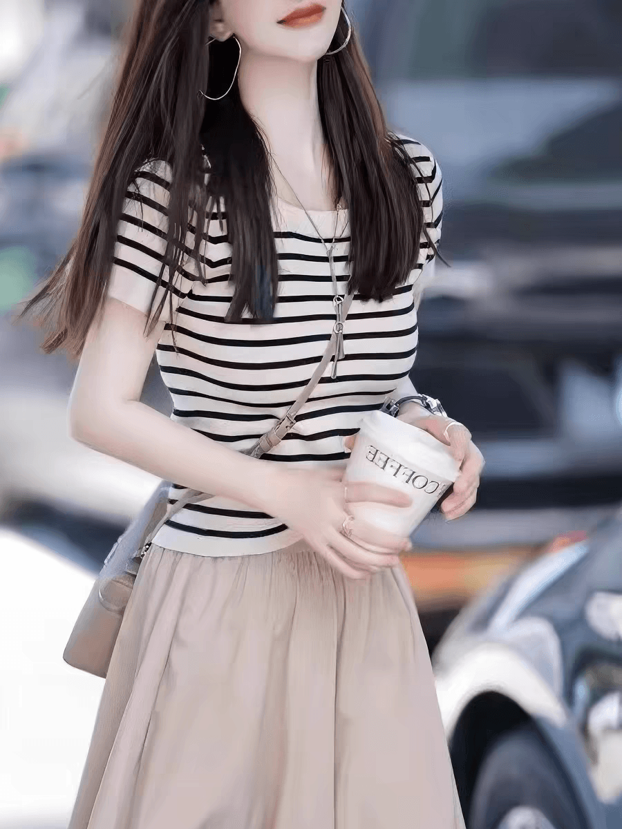 프랑스식 쇄골 광장 칼라 맨위 2026 새로운 여름 스트라이프 티셔츠 여성용 짧은 소매 디자인 센스 얼음 실크 니트 스웨터