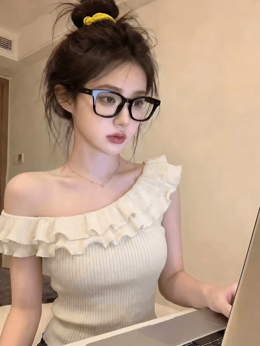 프릴 비스듬한 어깨 니트 반팔 티셔츠 여성 여름 새로운 핫걸 몸매 가꾸기 고유 한 Chic 오프숄더 디자인 센스 맨위 상세 이미지 1