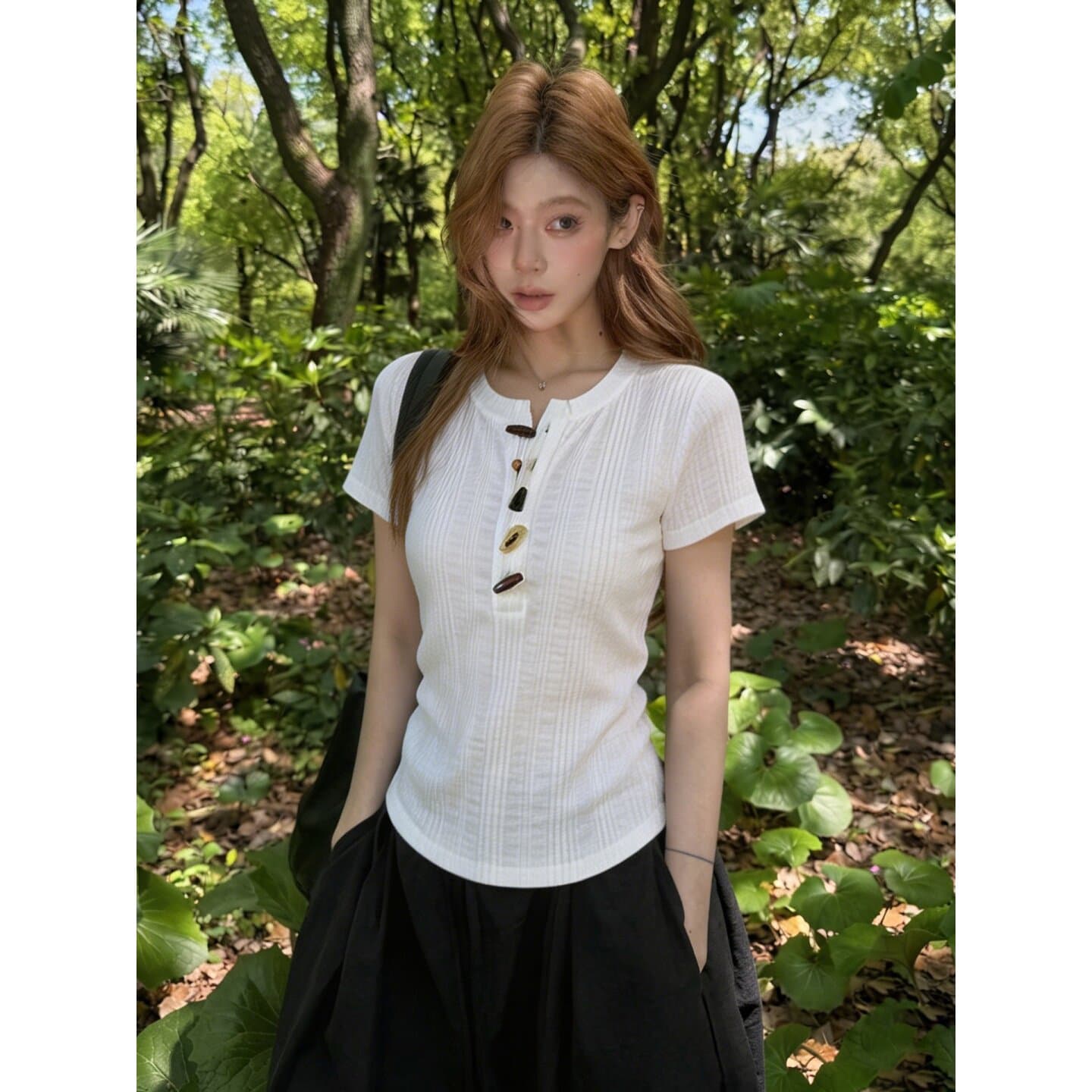 질감 센스 소뿔 버클 반팔 티셔츠 여성 여름 새로운 몸매 가꾸기 슬림해 보이는 다용도 헨리 칼라 화이트 긍정적 인 어깨 의류 이미지 2