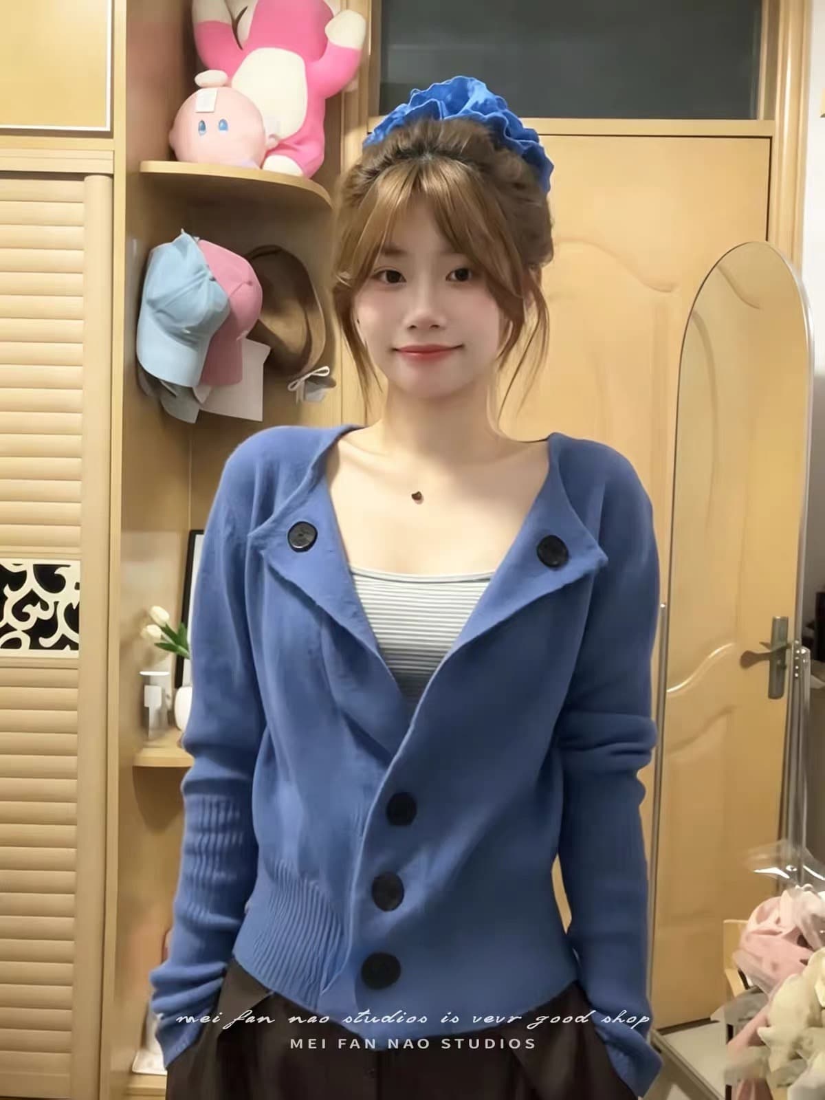파란색 폴로 칼라 몸매 가꾸기 긴팔 니트 스웨터 조기 가을 의상 여자 2026 새로운 빛 럭셔리 고급 센스 디자인 센스 맨위