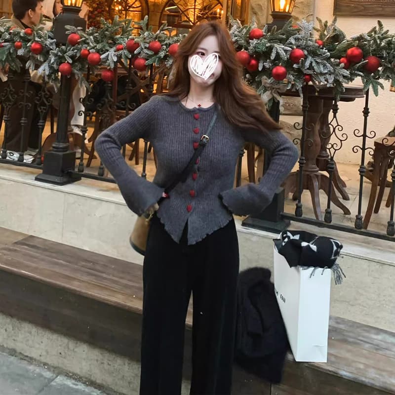 2026 이른 봄 가을 새로운 디자인 센스 하트 버클 프릴 긴팔 연령 감소 니트 스웨터 나팔 소매 기본 셔츠 상세 이미지 4