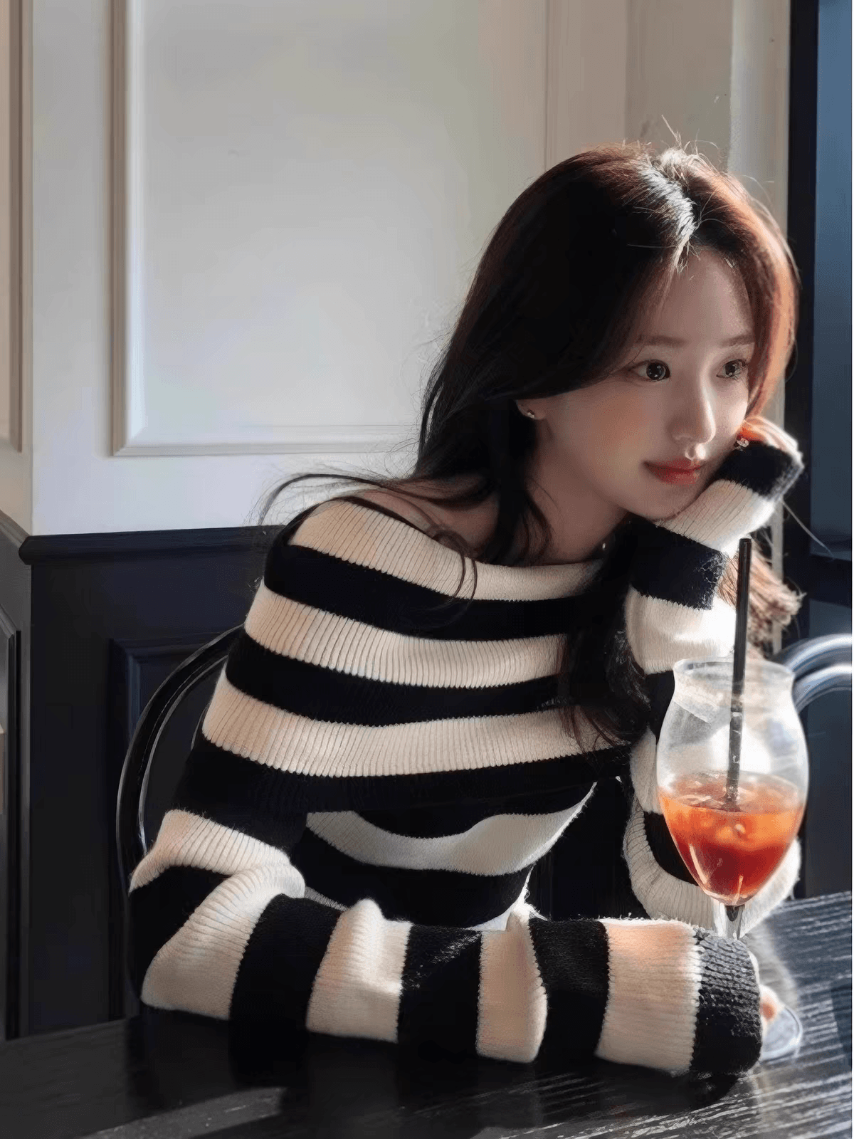 한 부서 레트로 흑백 줄무늬 오프숄더 니트 스웨터 맨위 여성 가을 겨울 디자인 센스 품격 부드러운 오프숄더 스웨터 이미지 2