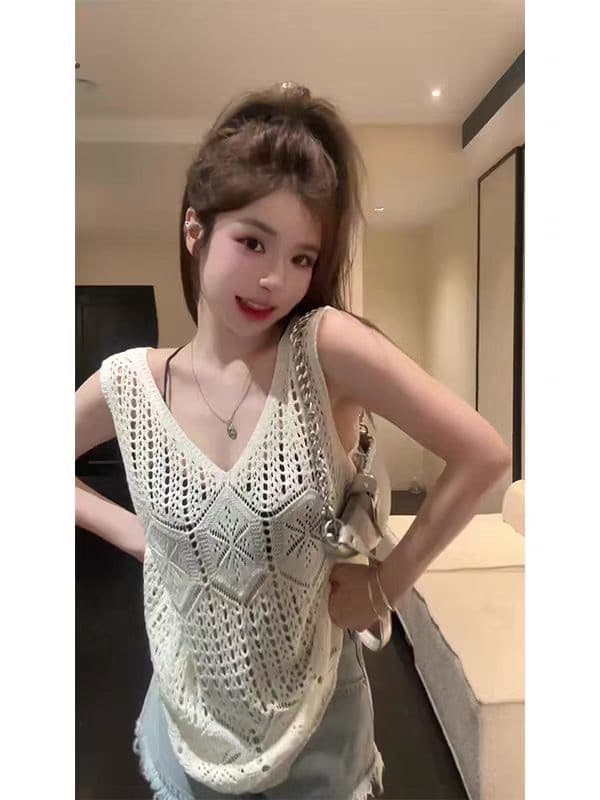 프랑스식 작은 대중 고유 한 레트로 홀로우 아웃 카키 색 V넥 니트 조끼 여성 여름 Chic 어깨 베스트 맨위 상세 이미지 3