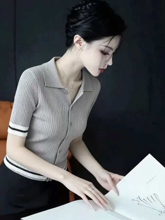 패션 고급 회색 POLO 칼라 단추 반팔 니트 스웨터 여성 여름 새로운 프랑스식 캐주얼 미니멀리즘 슬림해 보이는 작은 셔츠 이미지 3