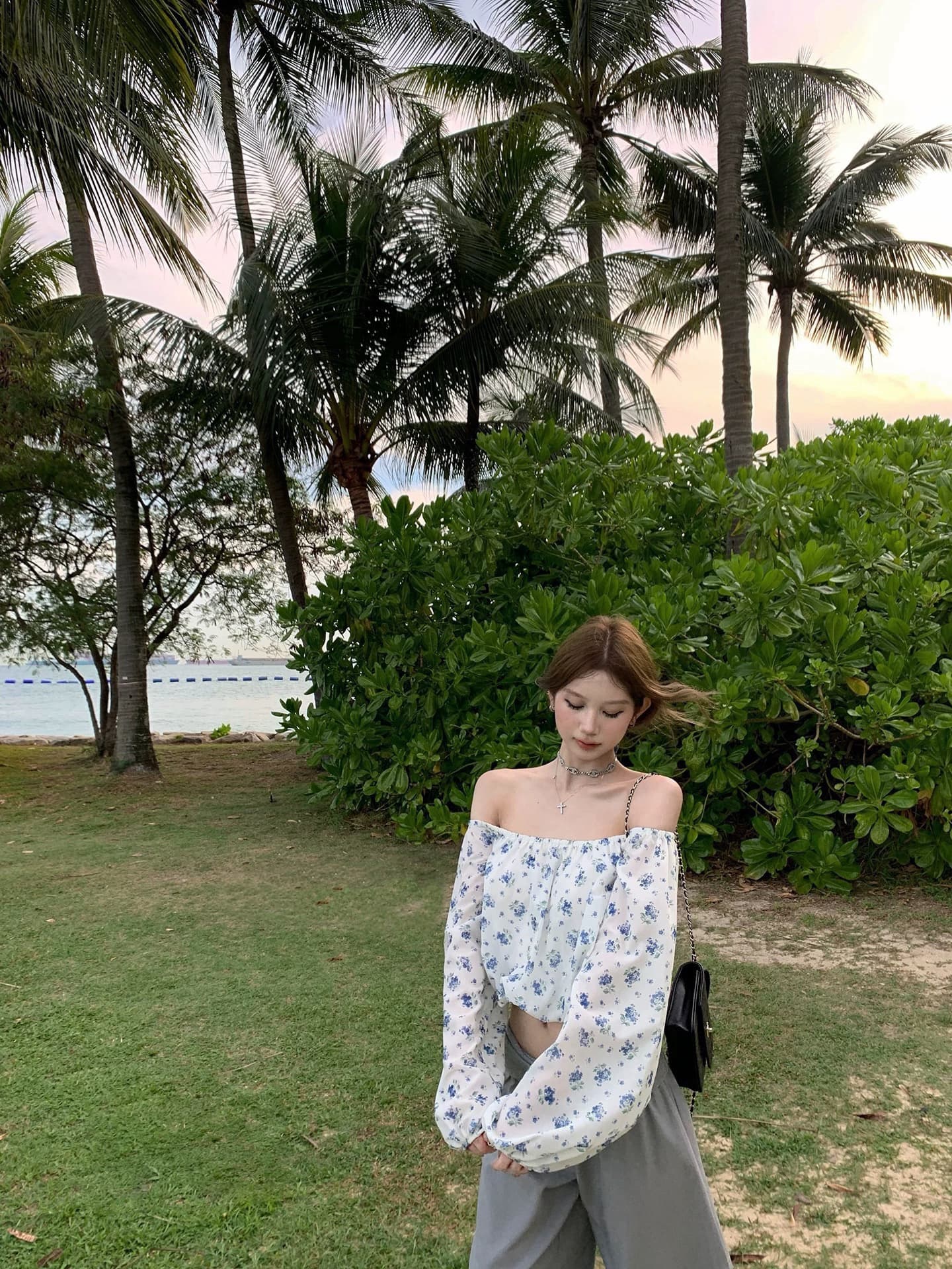 tongiiuu 마이크로 달콤한 마드리드 프랑스식 오프숄더 펌프 Pleat 꽃무늬 맨위 여성 디자인 센스 긴팔 작은 셔츠 이미지 2