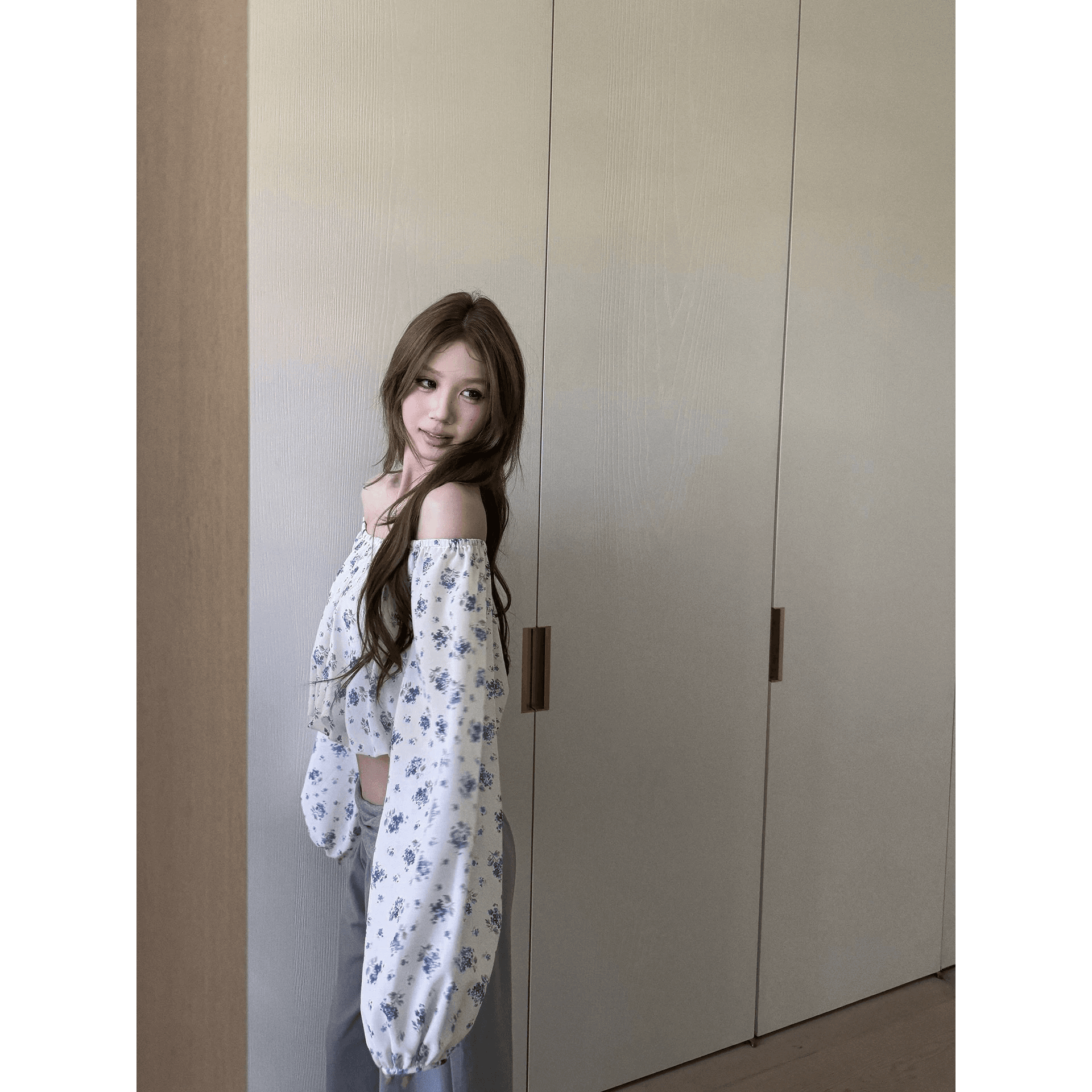 tongiiuu 마이크로 달콤한 마드리드 프랑스식 오프숄더 펌프 Pleat 꽃무늬 맨위 여성 디자인 센스 긴팔 작은 셔츠 이미지 4