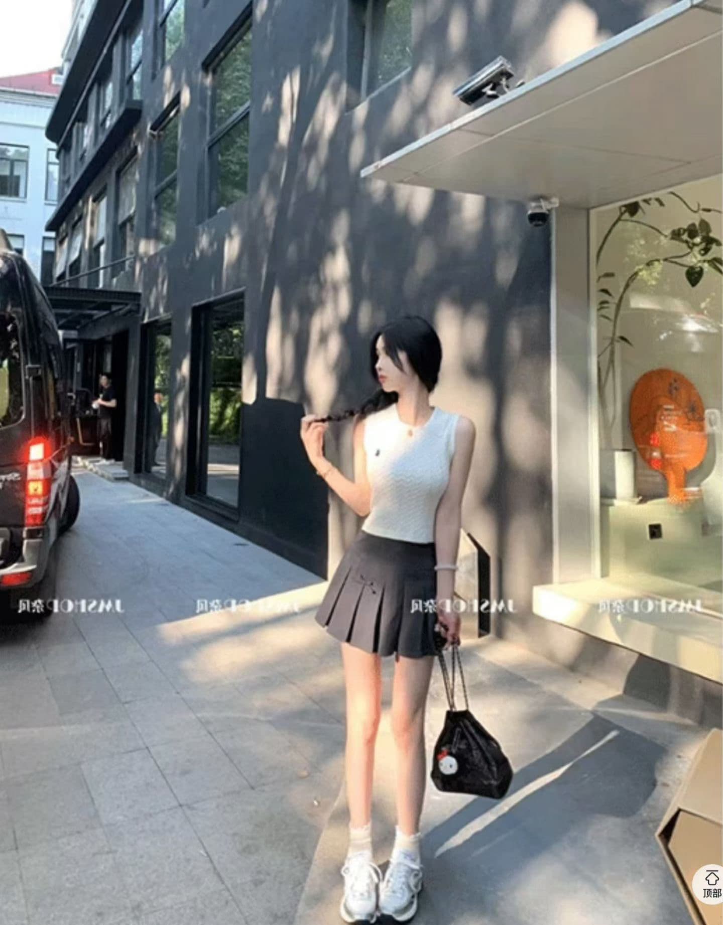 디자인 센스 자수 폴로 칼라 민소매 조끼 여성 의류 2026 여름 작은 키 몸매 가꾸기 쇼트 스타일 니트 맨위 상세 이미지 4