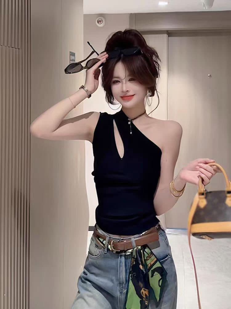 검정색 홀로우 아웃 비스듬한 어깨 구덩이 기사 니트 민소매 조끼 여성 여름 외출용 슬림해 보이는 몸매 가꾸기 쇼트 스타일 오프숄더 맨위 상세 이미지 2