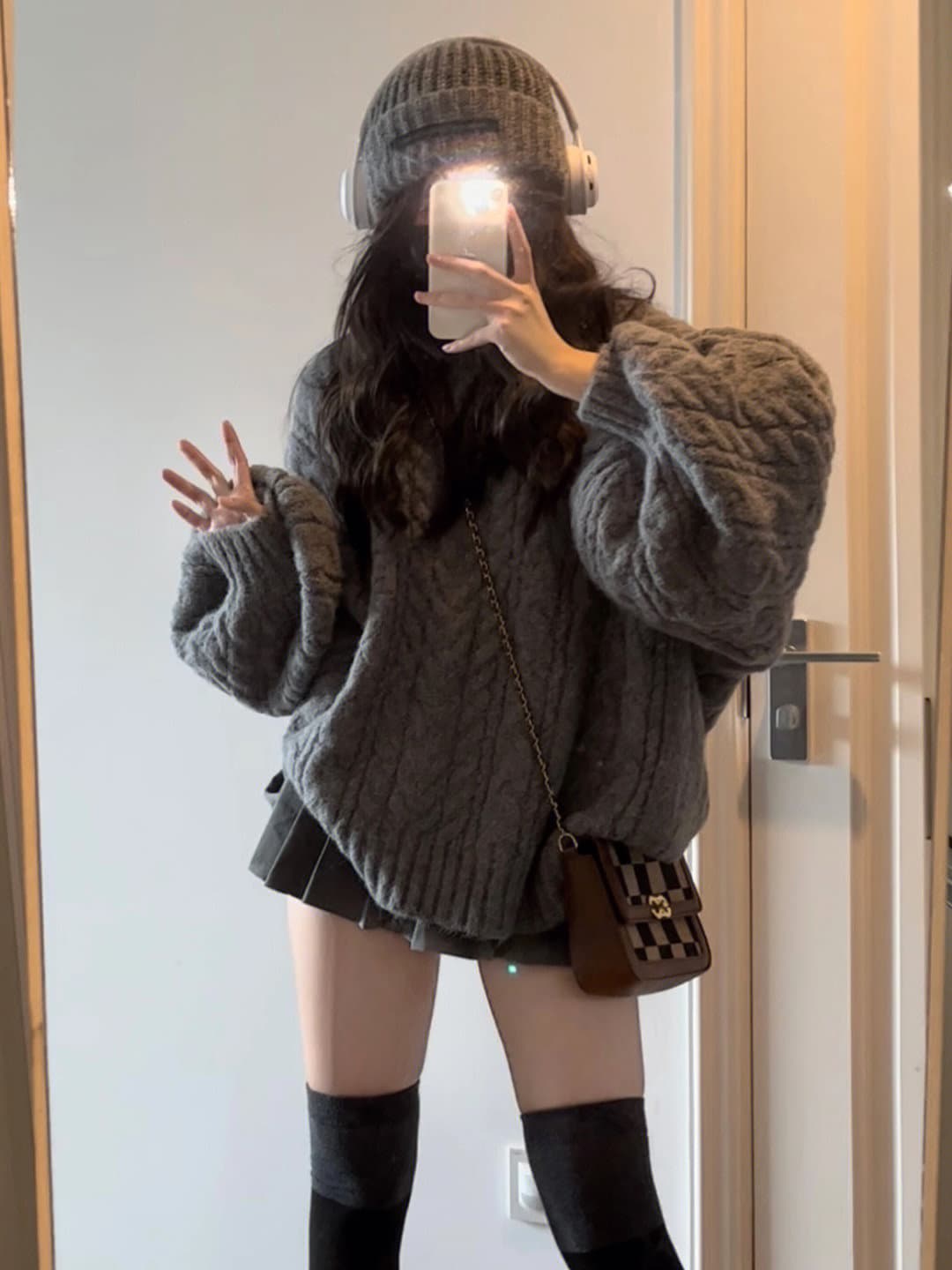 V넥 두꺼운 꽈배기 스웨터 여자 가을 겨울 루즈핏 외출용 느긋한 바람 디자인 센스 작은 대중 보온 니트 스웨터 맨위 상세 이미지 9