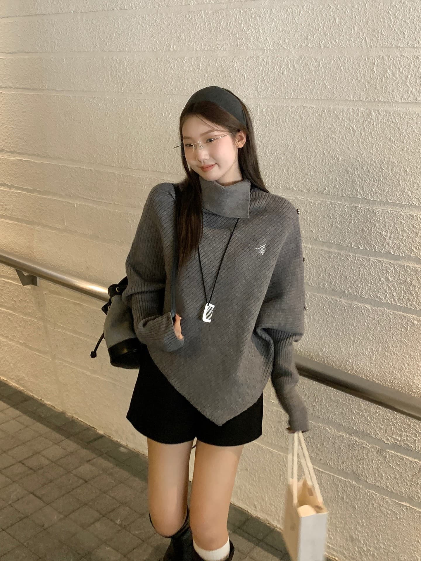 우 77 회색 불규칙 터틀넥 망토 니트 스웨터 여자 한 부서 작은 대중 디자인 센스 품격 루즈핏 맨위 가을 상세 이미지 3