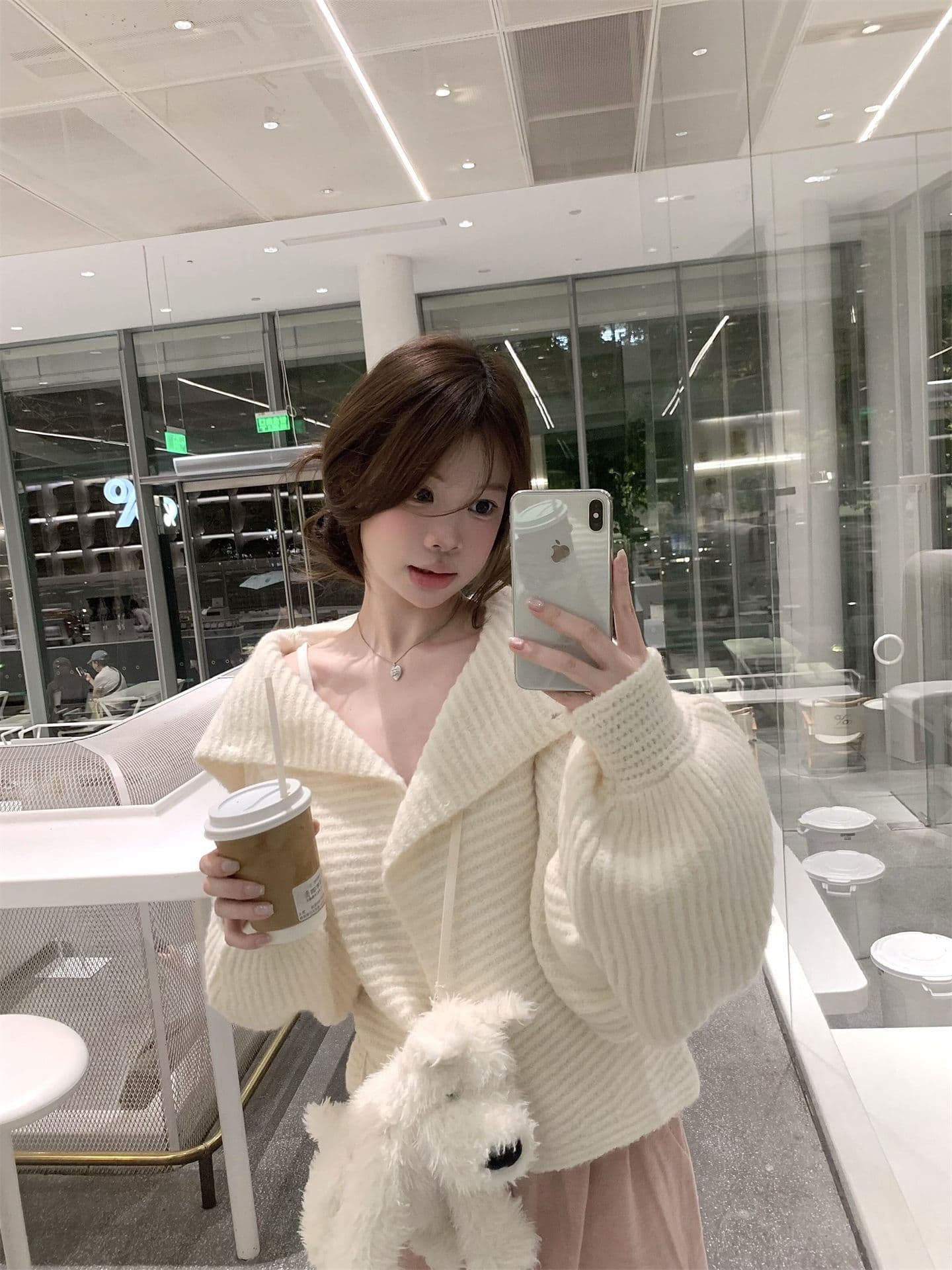 화이트 빅 칼라 니트 스웨터 코트 여성 의류 가을 겨울철 새로운 디자인 센스 작은 대중 슈퍼 잘 생긴 맨위 이미지 2