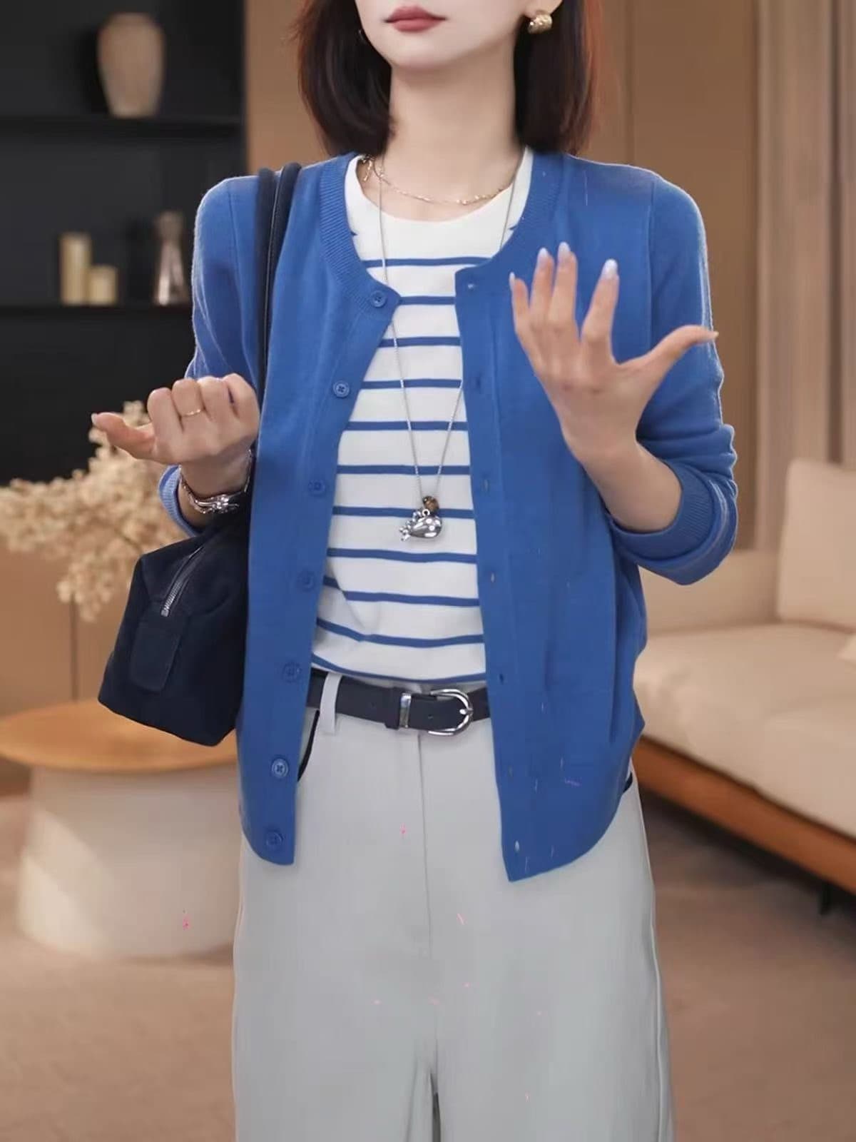 부드러운 바람 품격 배색 스트라이프 페이크 레이어드 니트 여성 2026 가을 디자인 센스 캐주얼 루즈핏 슬림해 보이는 맨위 이미지 2
