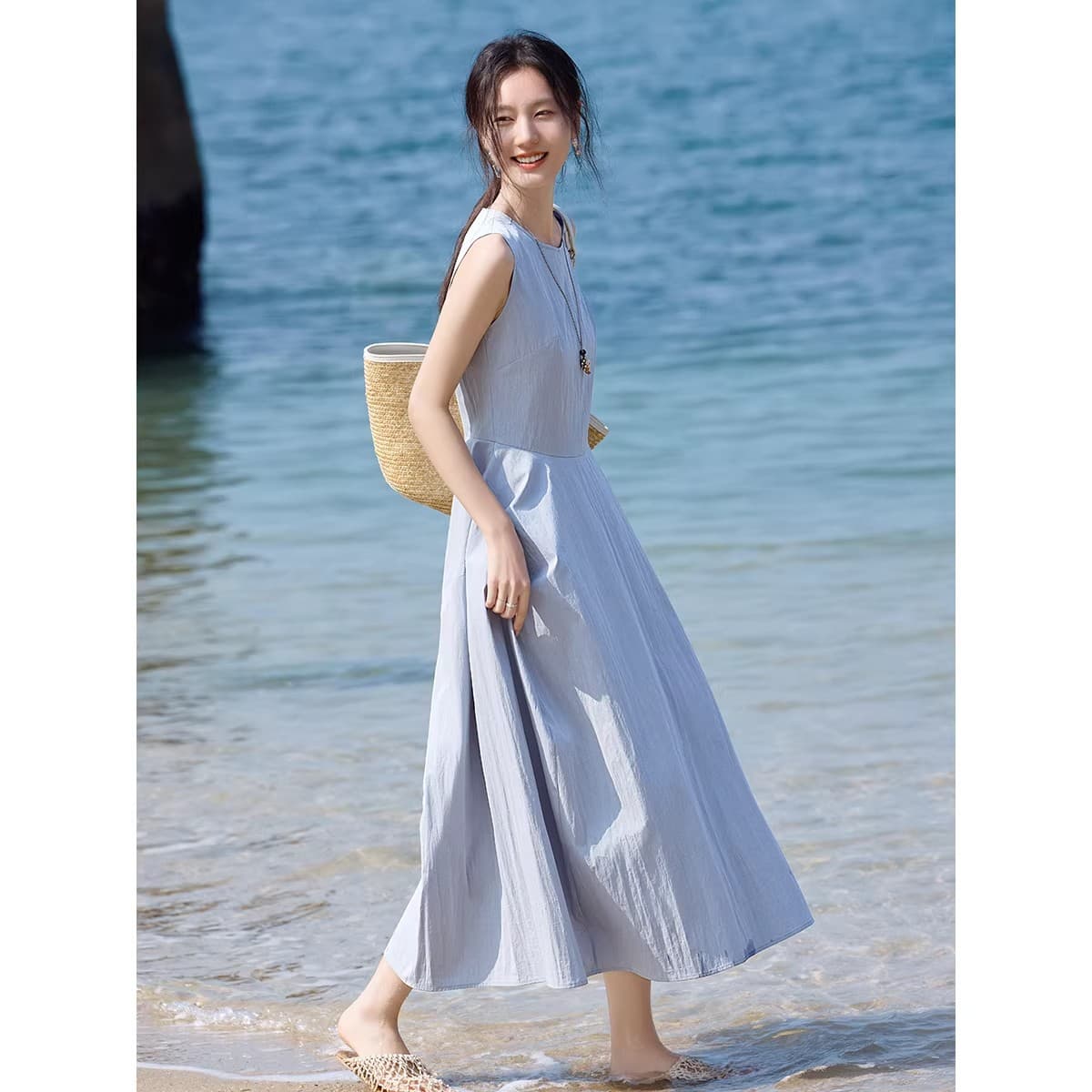 해변가 휴가 바람 민소매 여성 드레스 2026 년 여름 허리 수축 슬림해 보이는 품격 파란색 치마 이미지 3