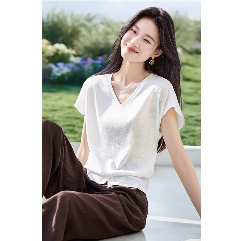 피부 잘 생긴 반팔 2026 여름 새로운 V넥 단추 트임 미니멀리즘 여성 티셔츠