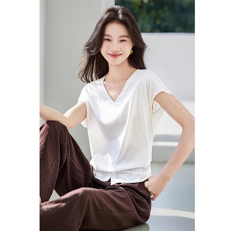 피부 잘 생긴 반팔 2026 여름 새로운 V넥 단추 트임 미니멀리즘 여성 티셔츠 이미지 2