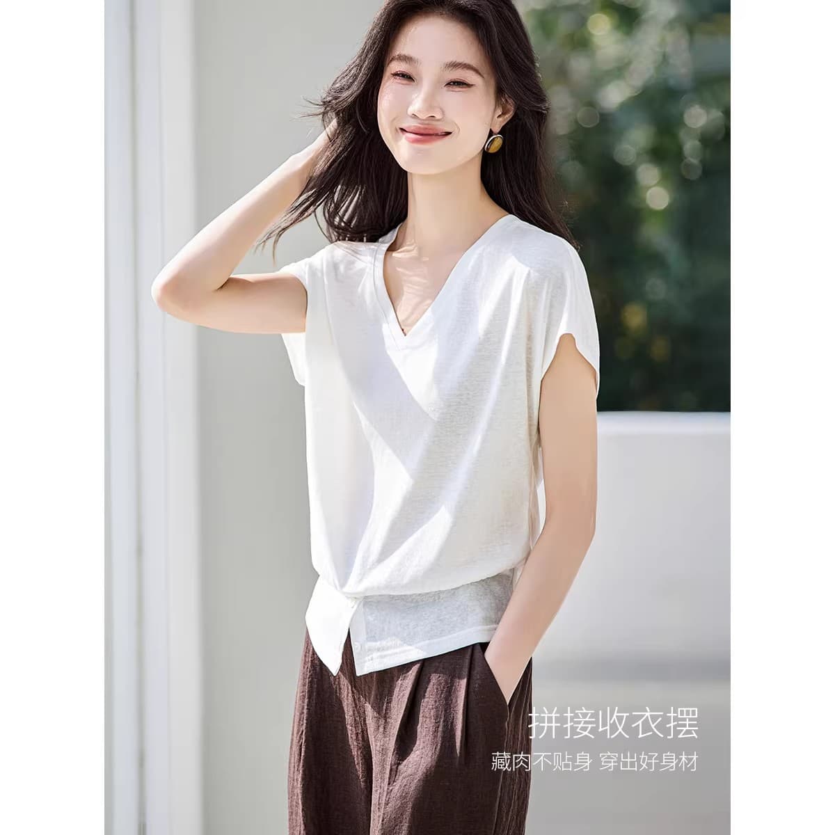 피부 잘 생긴 반팔 2026 여름 새로운 V넥 단추 트임 미니멀리즘 여성 티셔츠 이미지 4