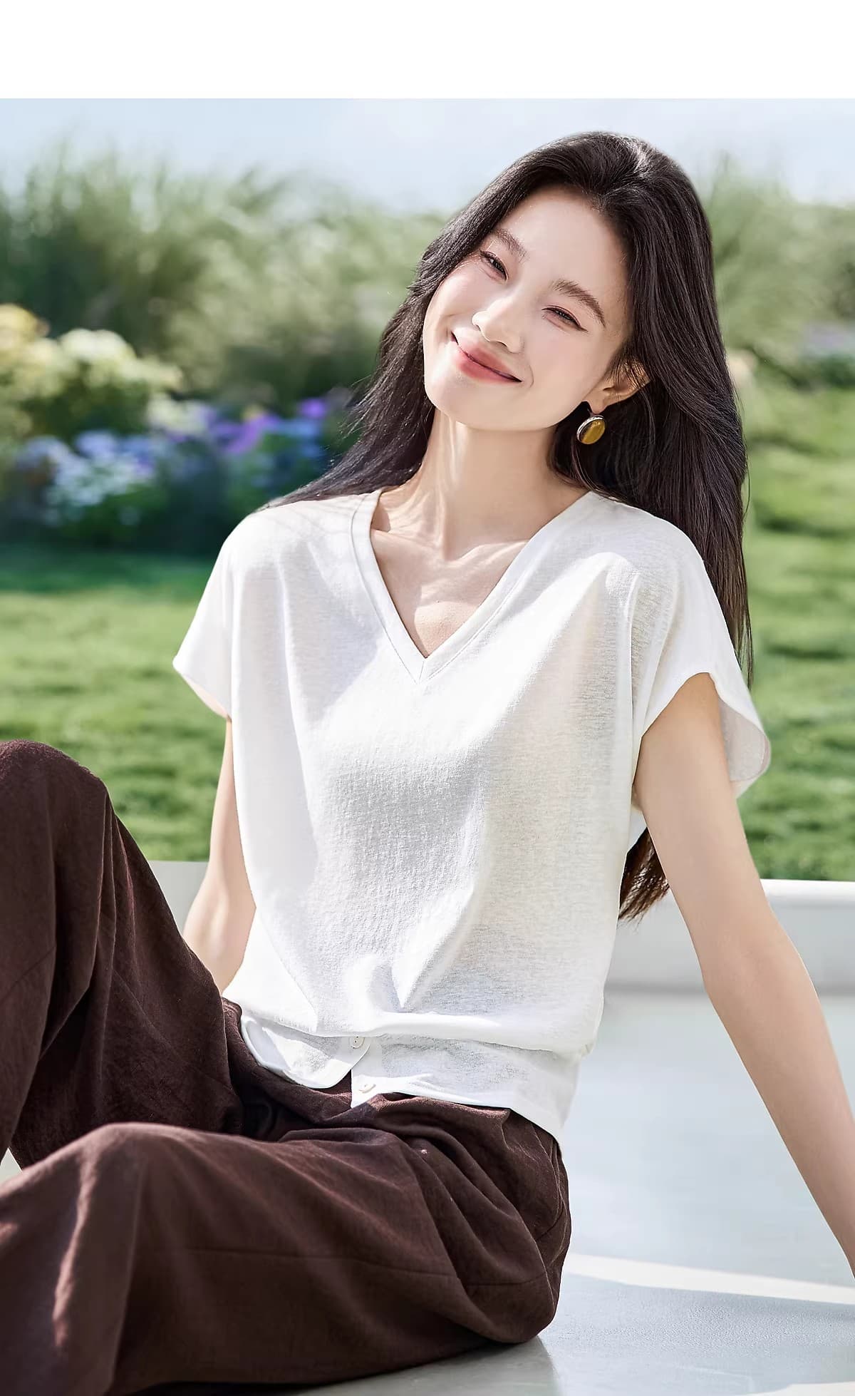 피부 잘 생긴 반팔 2026 여름 새로운 V넥 단추 트임 미니멀리즘 여성 티셔츠 상세 이미지 1