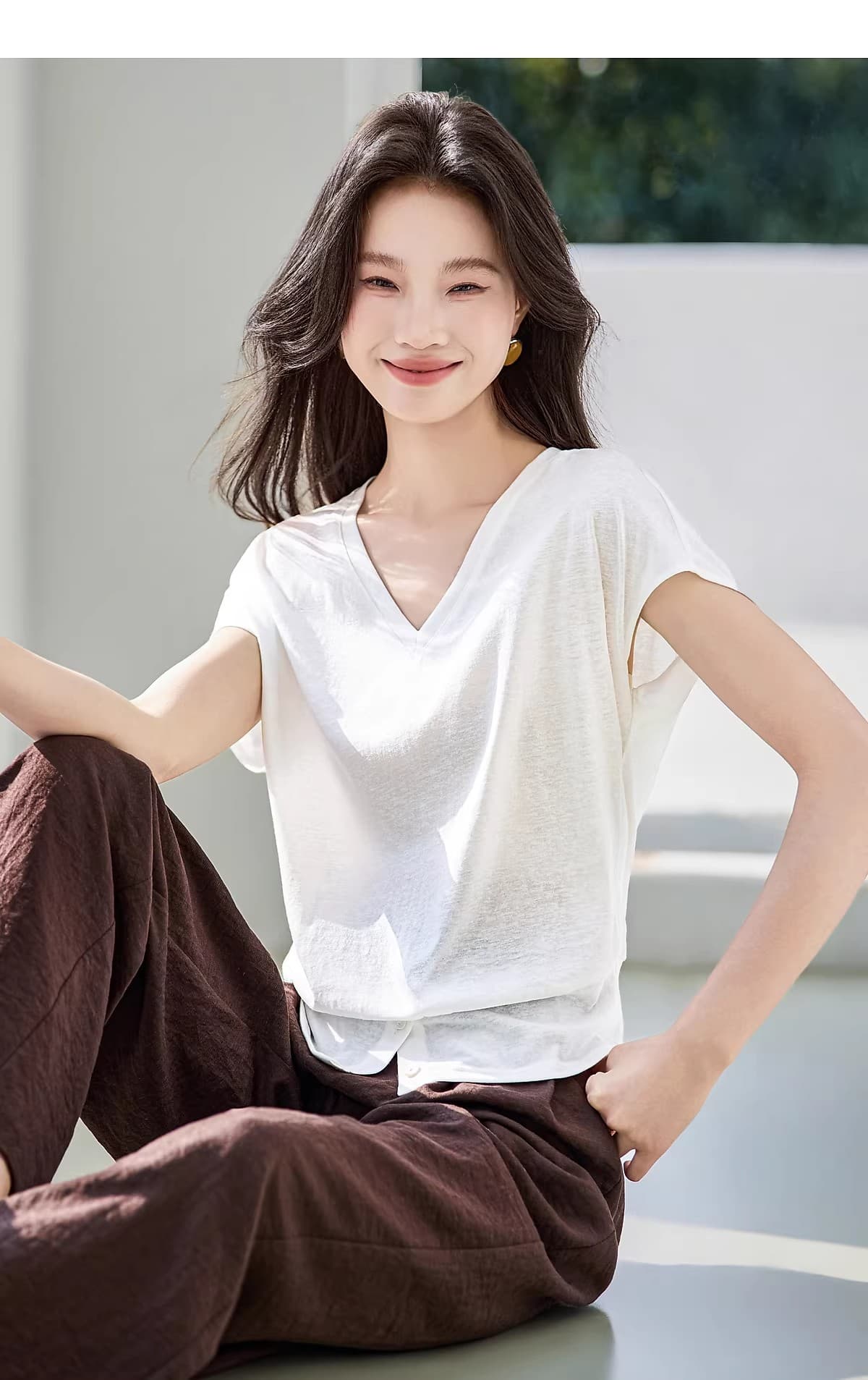 피부 잘 생긴 반팔 2026 여름 새로운 V넥 단추 트임 미니멀리즘 여성 티셔츠 상세 이미지 10