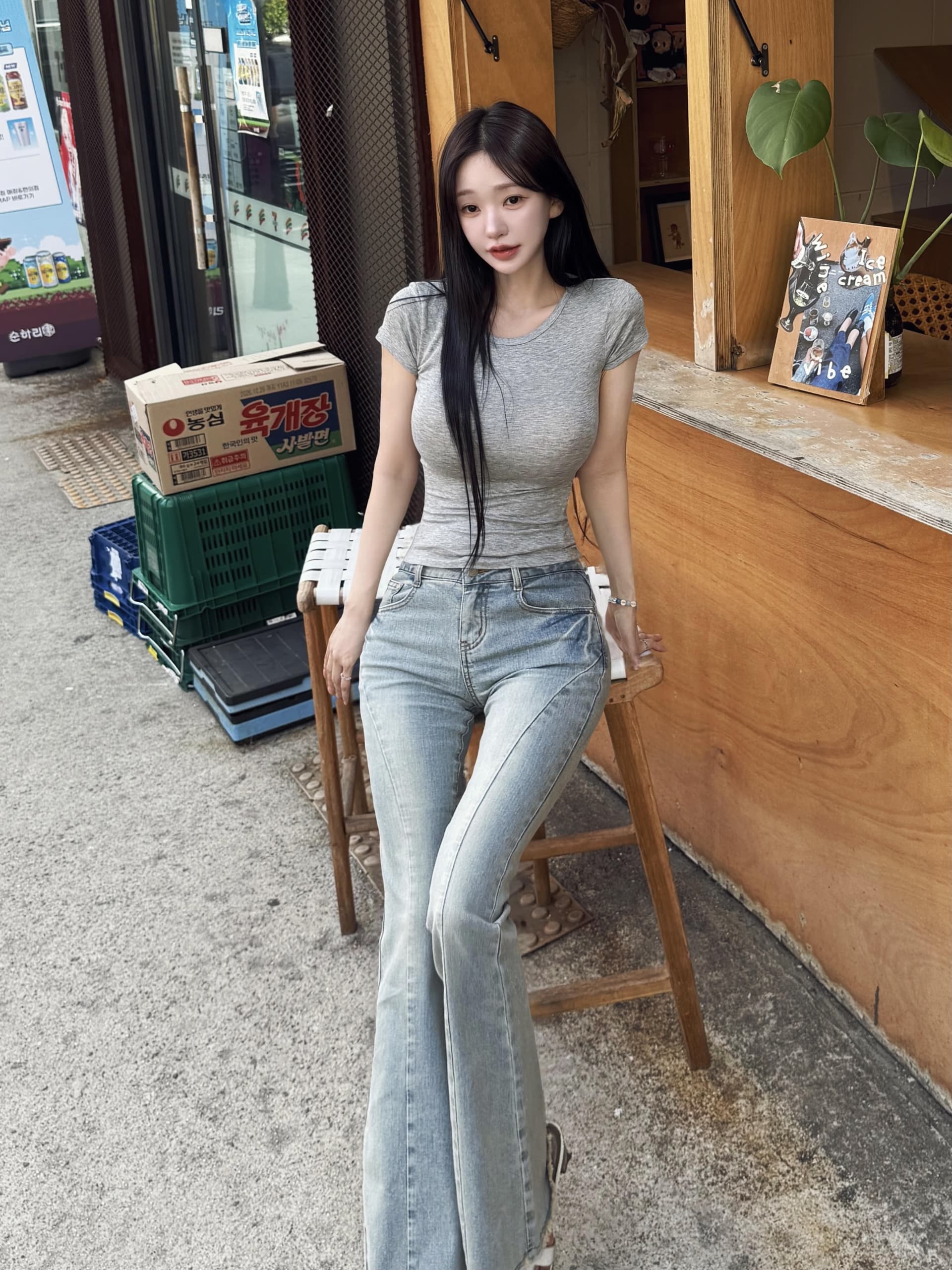 한국 스타일 아름다움 넓적 다리 신축성 부츠컷 하늘색 거친 가장자리 청바지 여성 슬림해 보이는 몸매 가꾸기 이미지 4