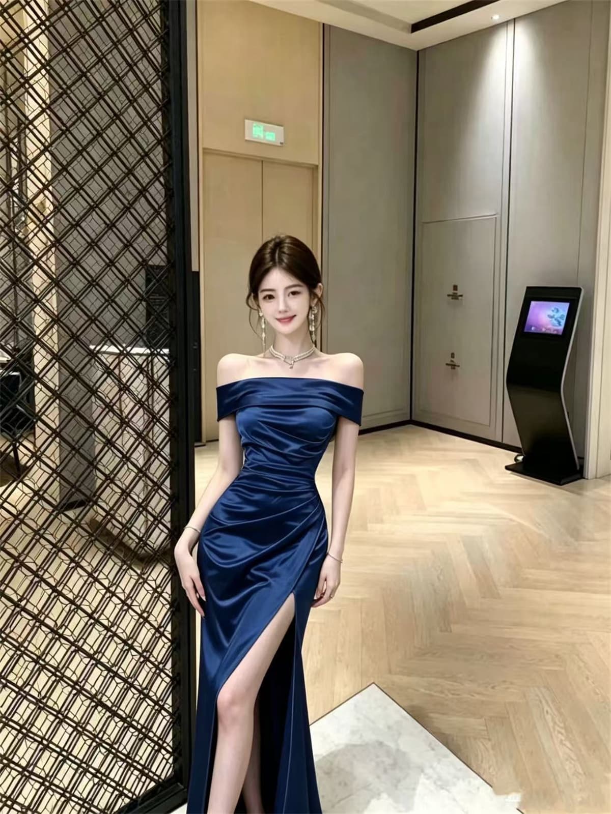 오프숄더 새틴 품격 섹시함 수리 높이 트임 드레스 상세 이미지 1