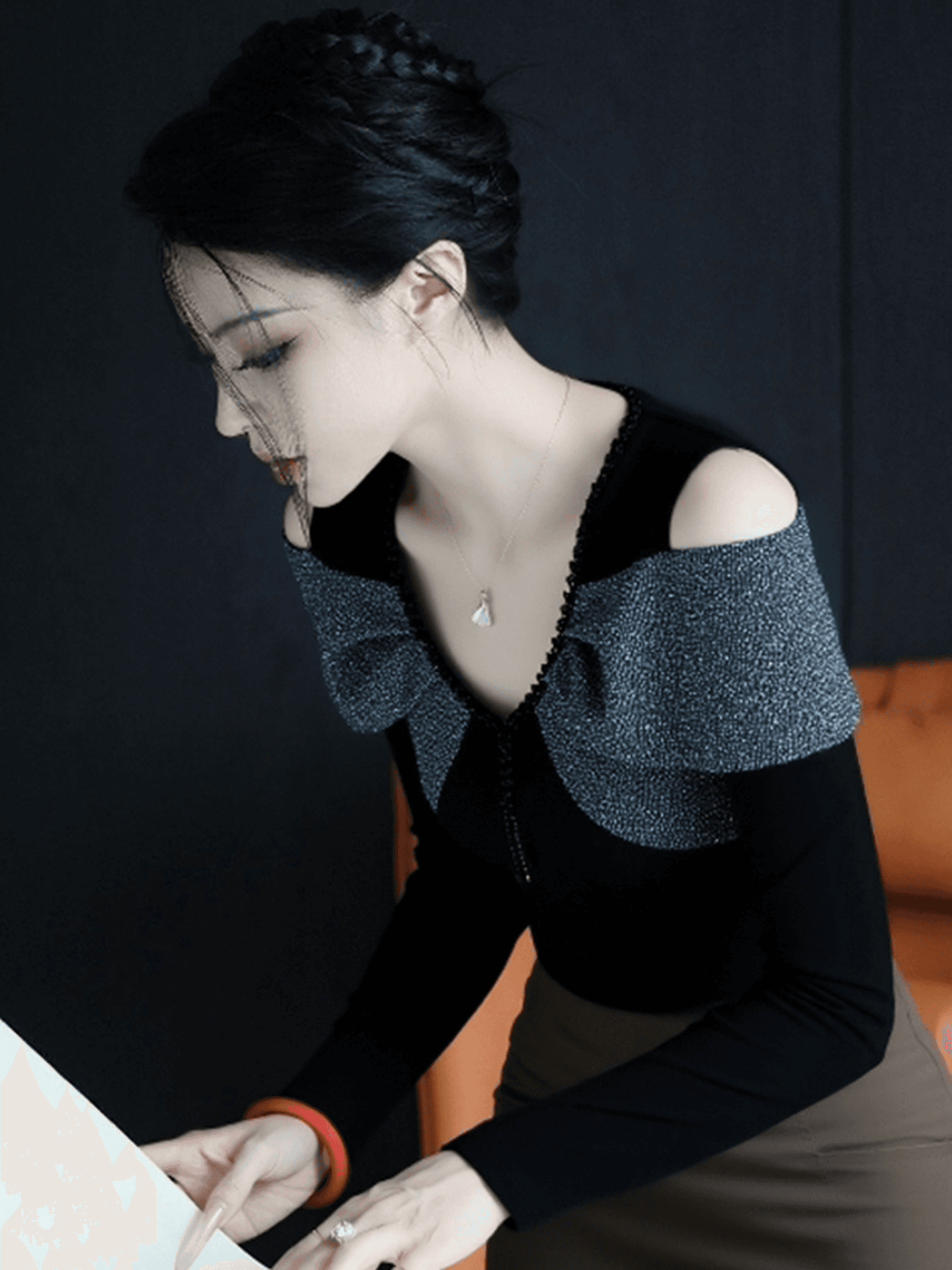 빛 요리 한 레트로 고급 센스 검정색 핫픽스 패치워크 티셔츠 여성 가을 겨울 새로운 작은 대중 디자인 센스 다용도 맨위 트렌디 상세 이미지 4