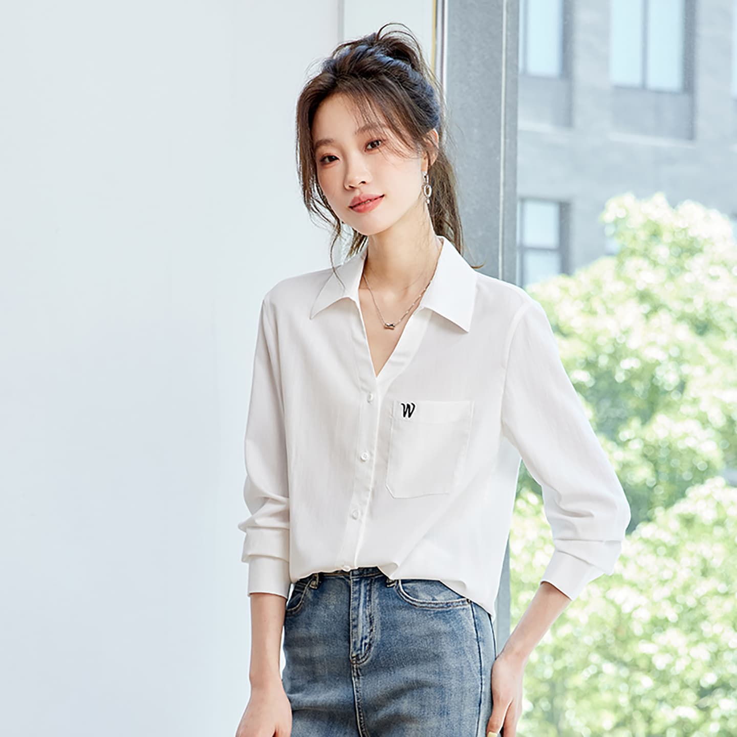 장대 서울 남편 흰 셔츠 미니멀리즘 자수 V넥 맨위 여성 가을 다용도 긴팔 느긋한 센스 셔츠