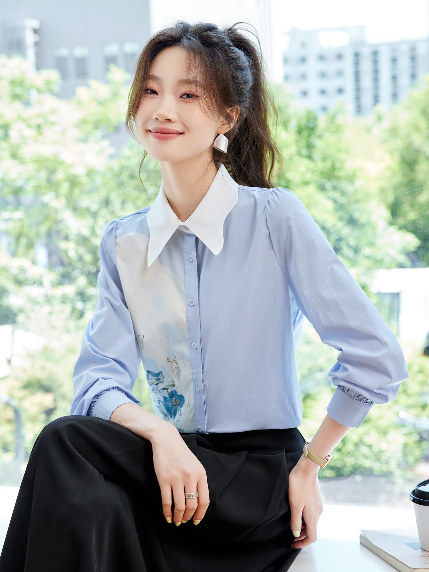 2026 가을 디자인 센스 배색 프린트 긴팔 파란색 여성 셔츠 Chic 배색 맨위 고급 센스 셔츠 이미지 3