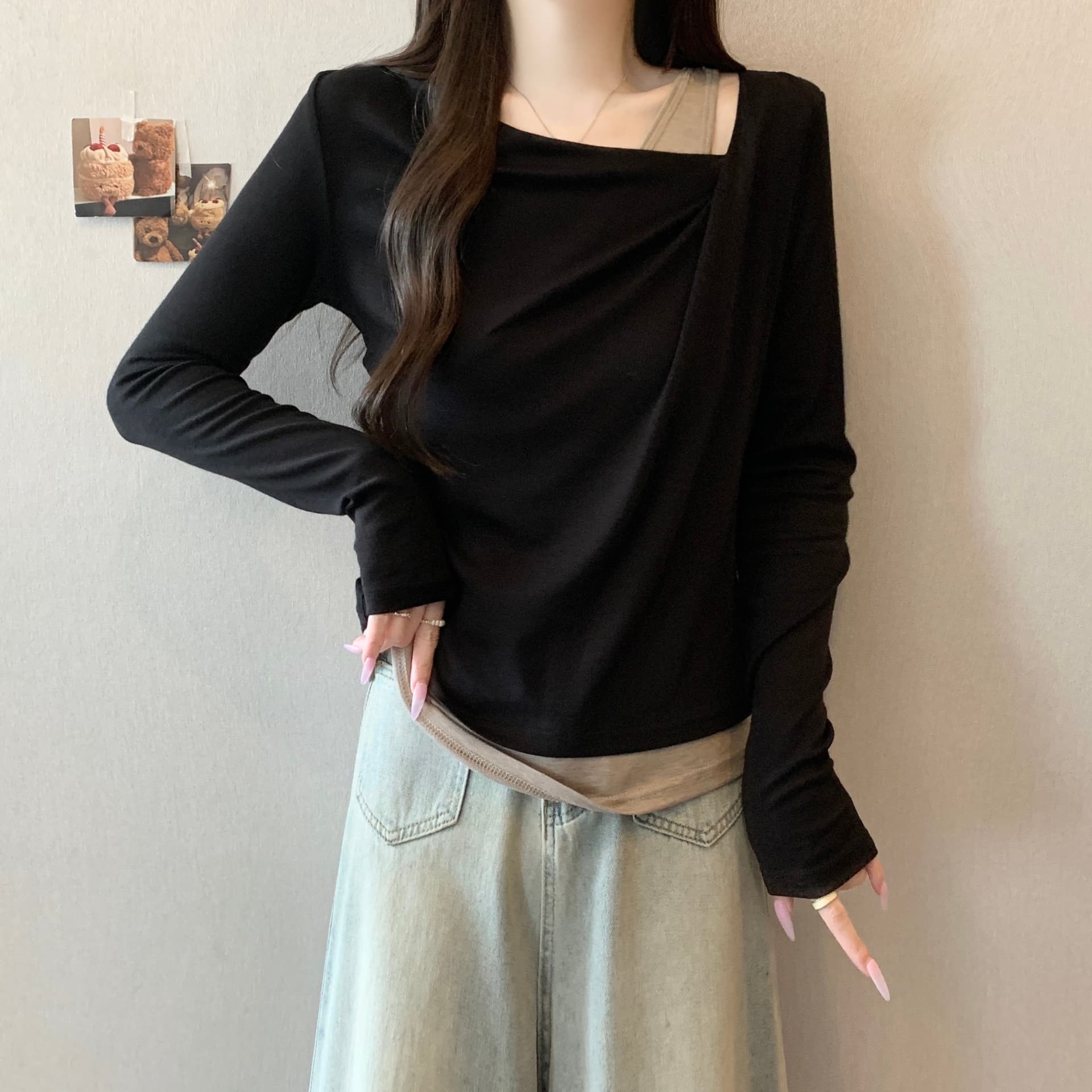 실사 이른 가을 새로운 디자인 센스 비스듬한 어깨 흔들다 칼라 단색 패치워크 페이크 레이어드 몸매 가꾸기 오프숄더 긴팔 티셔츠 맨위 상세 이미지 2