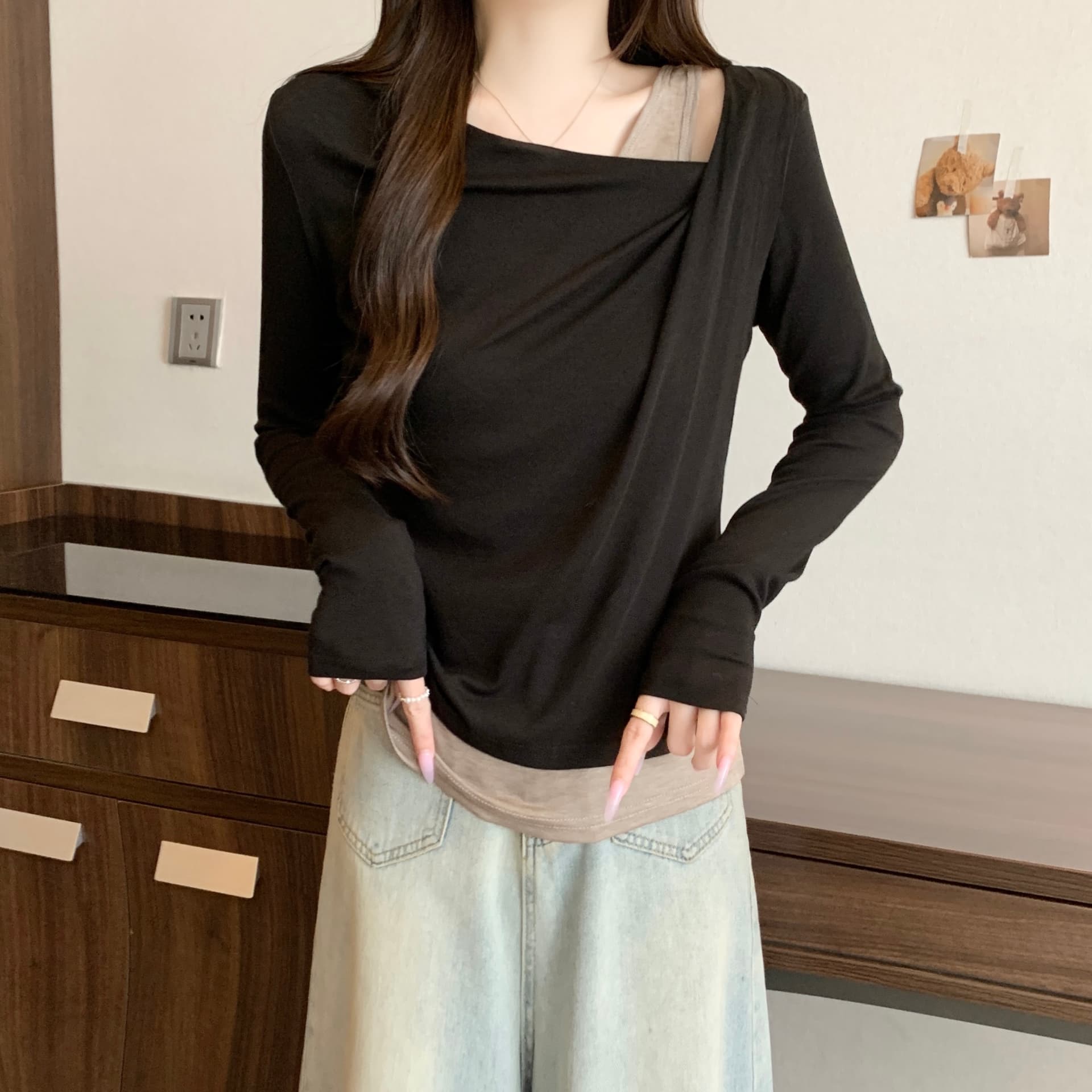 실사 이른 가을 새로운 디자인 센스 비스듬한 어깨 흔들다 칼라 단색 패치워크 페이크 레이어드 몸매 가꾸기 오프숄더 긴팔 티셔츠 맨위 상세 이미지 7