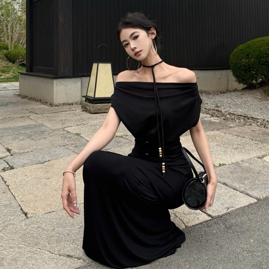 실사 섹시함 오프숄더 비스듬한 어깨 스트랩 다양한 착용 법 허리 수축 슬림해 보이는 맨위 티셔츠 타이트 스커트 반신 스커트 여성