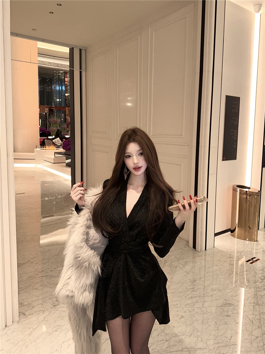 실사 레트로 섹시함 유럽과 미국 핫걸 V넥 스트랩 높음 트임 반짝임 허리 수축 슬림해 보이는 여성 드레스 이미지 4