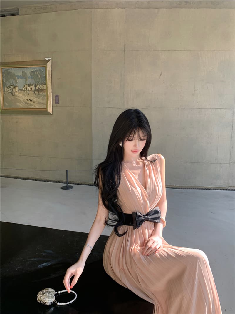 실사 레트로 섹시함 V넥 허리 수축 슬림해 보이는 나비 매듭 벨트 플리츠 민소매 드레스 롱 스커트 여성 상세 이미지 16