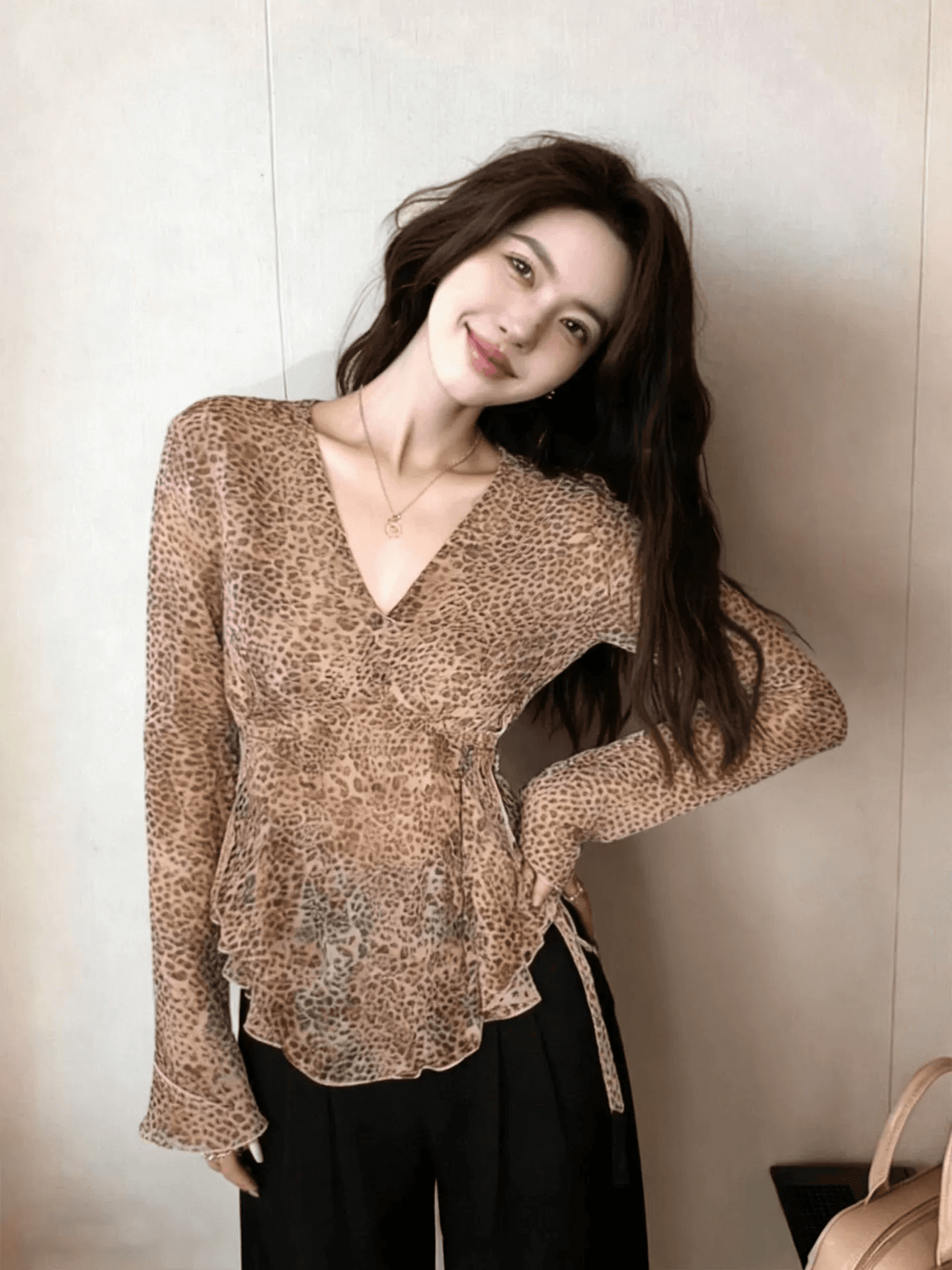 느긋한 느슨함 센스 레오파드 무늬 V넥 쉬폰 블라우스 여성 2026 가을 허리 수축 슬림해 보이는 긴팔 레트로 인사이드 잡아라. 의류 이미지 2