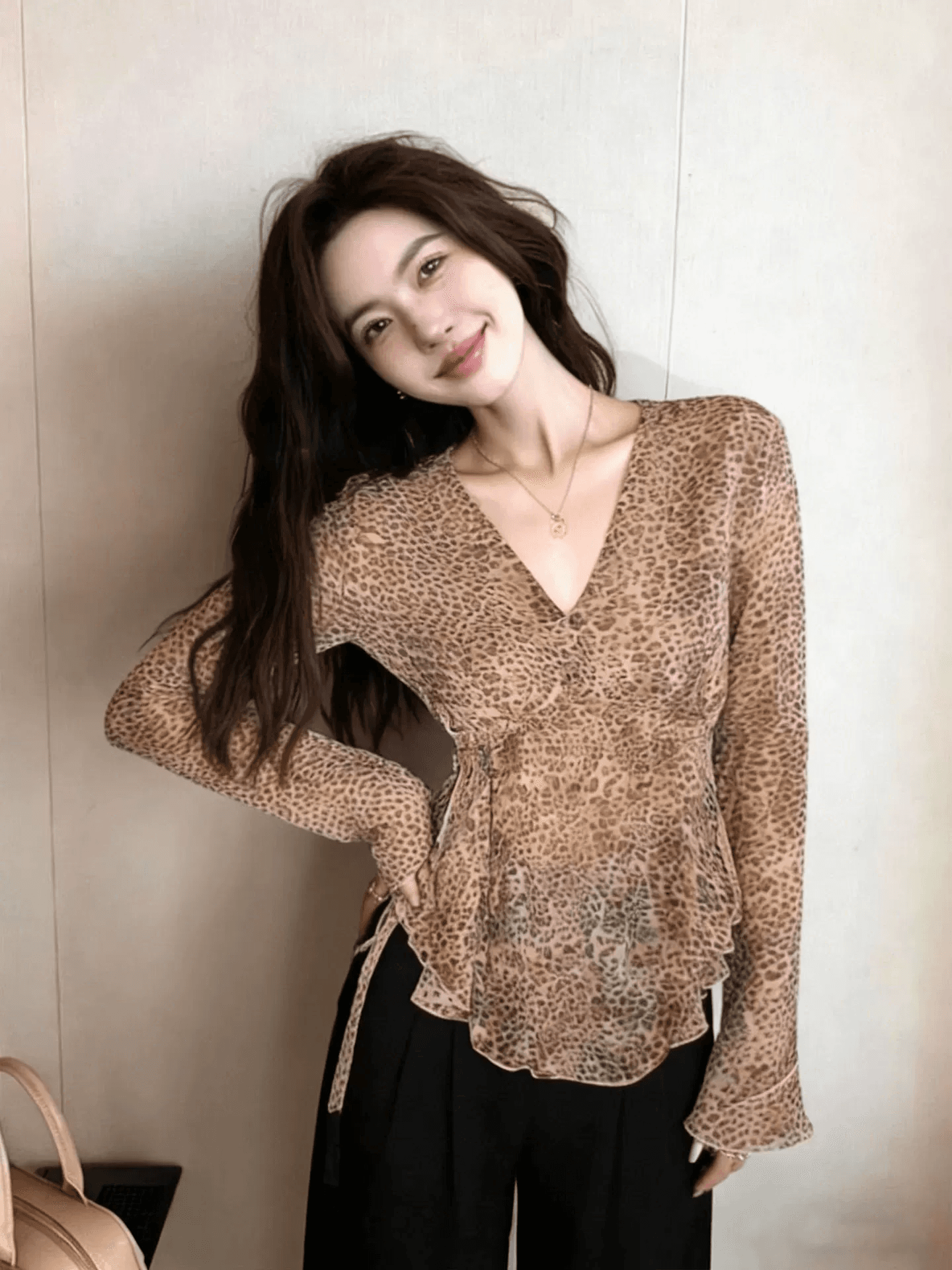 느긋한 느슨함 센스 레오파드 무늬 V넥 쉬폰 블라우스 여성 2026 가을 허리 수축 슬림해 보이는 긴팔 레트로 인사이드 잡아라. 의류 이미지 4