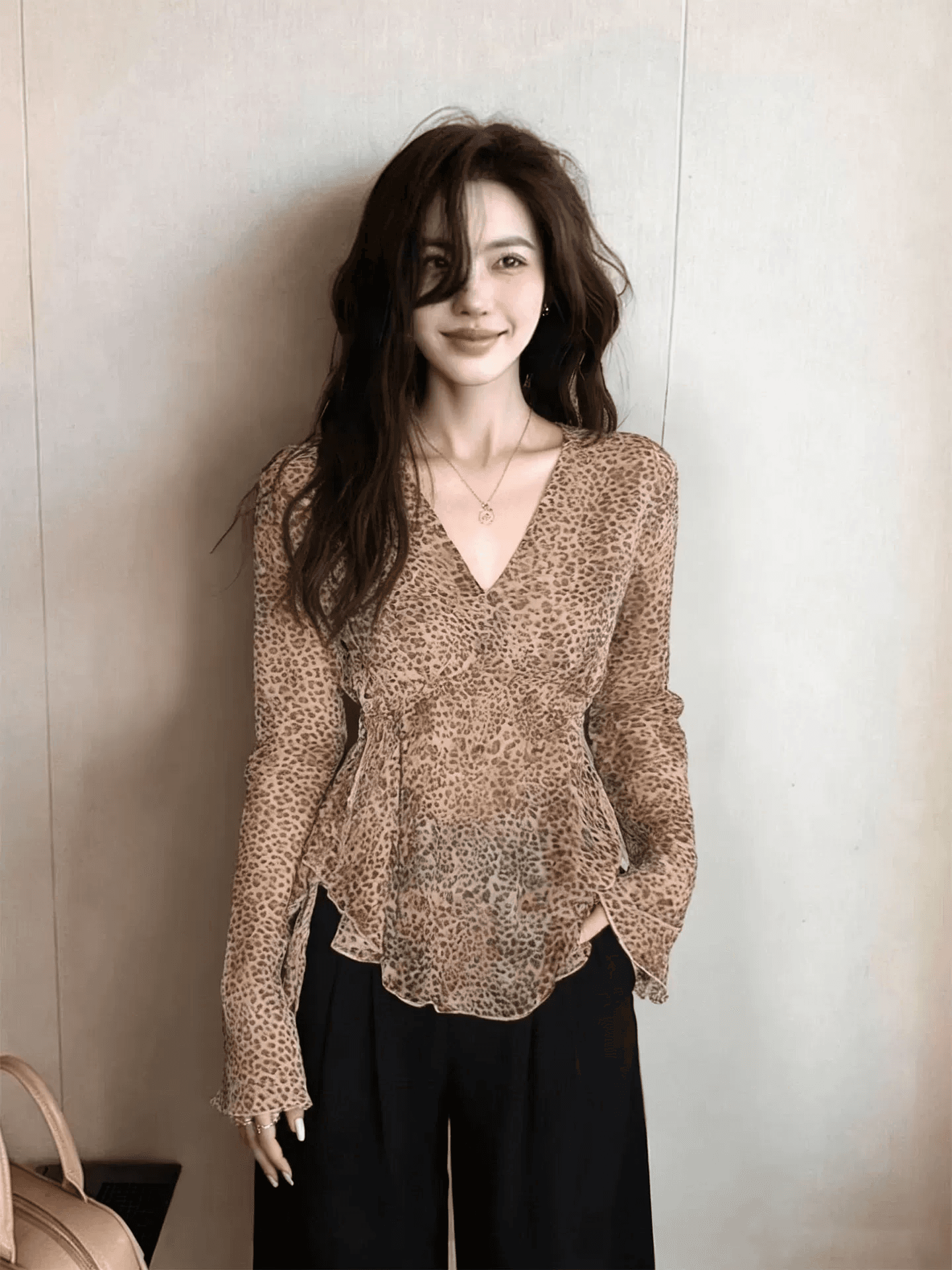 느긋한 느슨함 센스 레오파드 무늬 V넥 쉬폰 블라우스 여성 2026 가을 허리 수축 슬림해 보이는 긴팔 레트로 인사이드 잡아라. 의류 상세 이미지 2