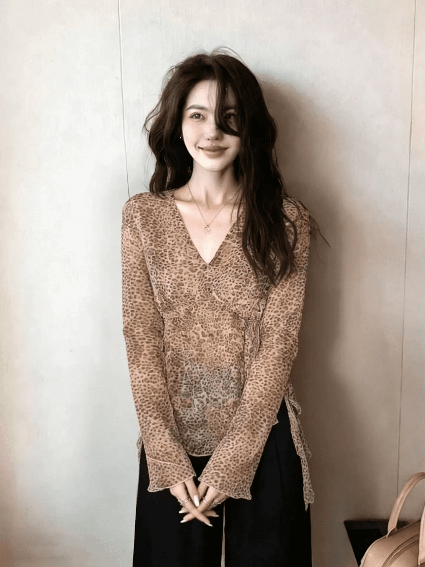 느긋한 느슨함 센스 레오파드 무늬 V넥 쉬폰 블라우스 여성 2026 가을 허리 수축 슬림해 보이는 긴팔 레트로 인사이드 잡아라. 의류 상세 이미지 4