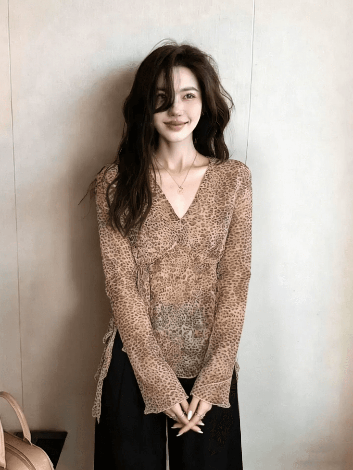 느긋한 느슨함 센스 레오파드 무늬 V넥 쉬폰 블라우스 여성 2026 가을 허리 수축 슬림해 보이는 긴팔 레트로 인사이드 잡아라. 의류 상세 이미지 6