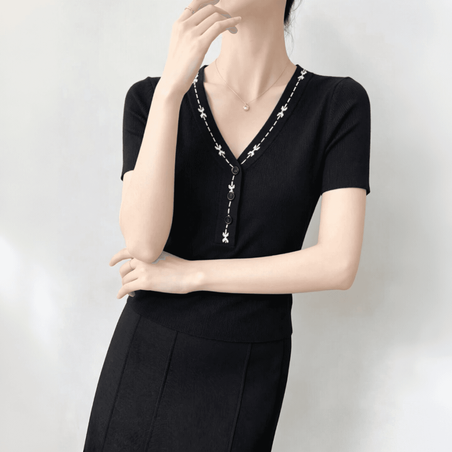 오래된 돈 바람 레트로 자수 품격 V넥 티셔츠 반팔 여성 여름 새로운 부드러운 찹쌀 편안함 싱글 착용 몸매 가꾸기 맨위 이미지 2