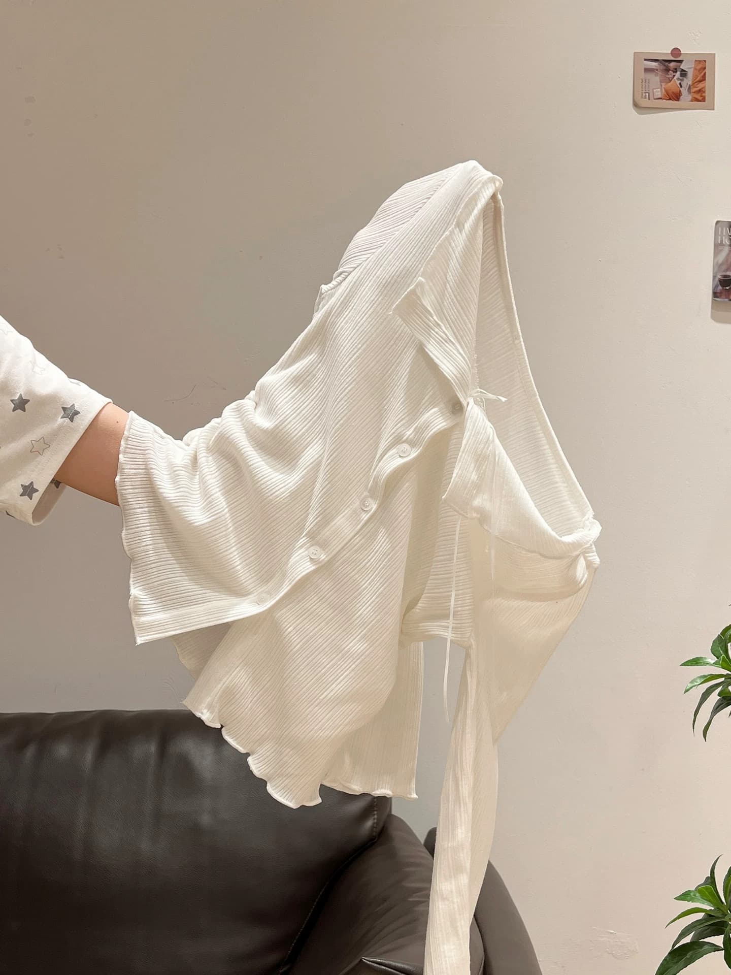 페이크 레이어드 프릴 불규칙 단추 긴팔 티셔츠 여성 봄 주름 꼬집기 허리 인사이드 가져 가라. 기본 셔츠 맨위 상세 이미지 2