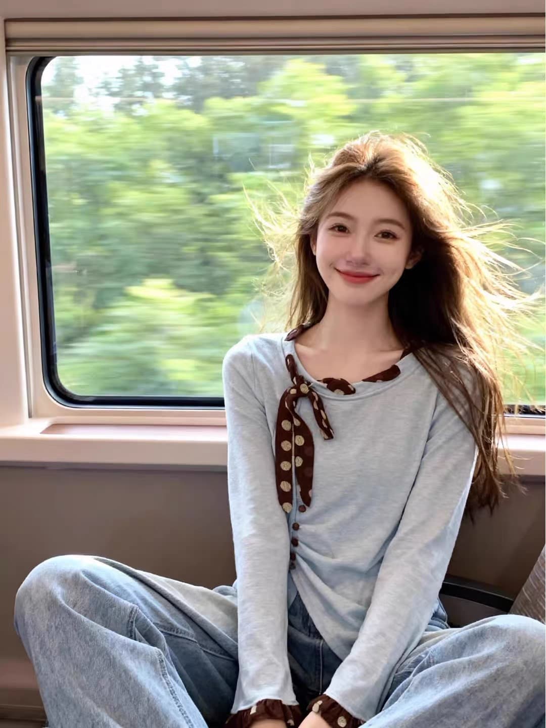 하늘색 배색 리본 티셔츠 여성 봄과 가을 도트 무늬 나비 매듭 장식 루즈핏 슬림해 보이는 캐주얼 긴팔 맨위 상세 이미지 2