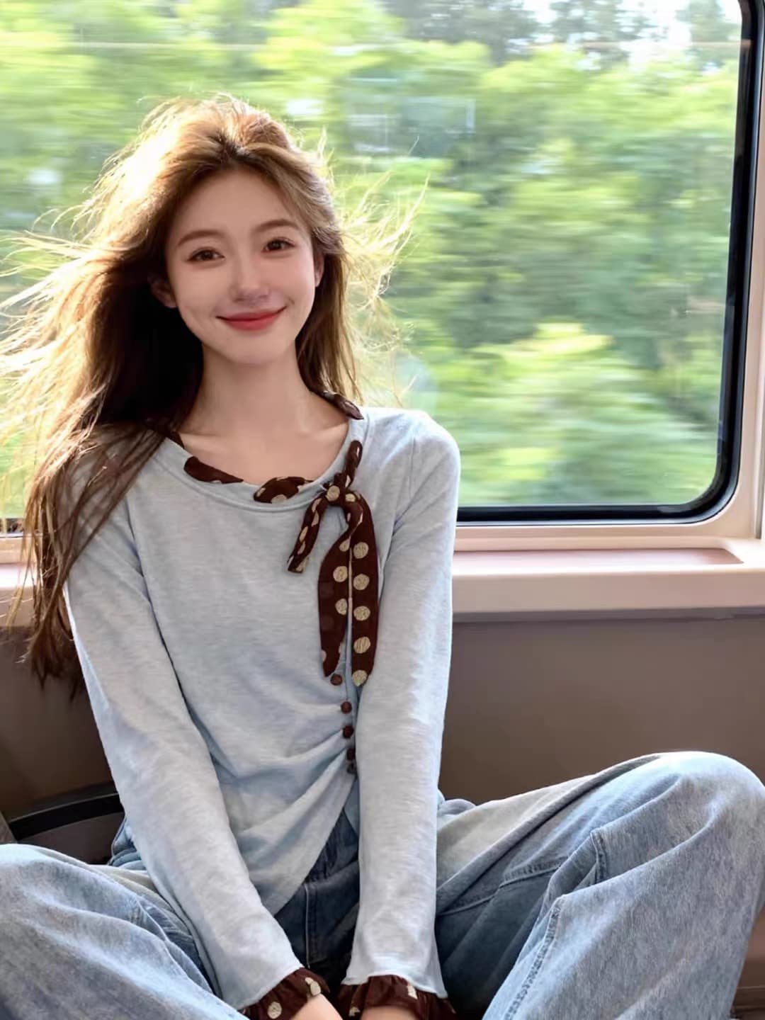 하늘색 배색 리본 티셔츠 여성 봄과 가을 도트 무늬 나비 매듭 장식 루즈핏 슬림해 보이는 캐주얼 긴팔 맨위 상세 이미지 4