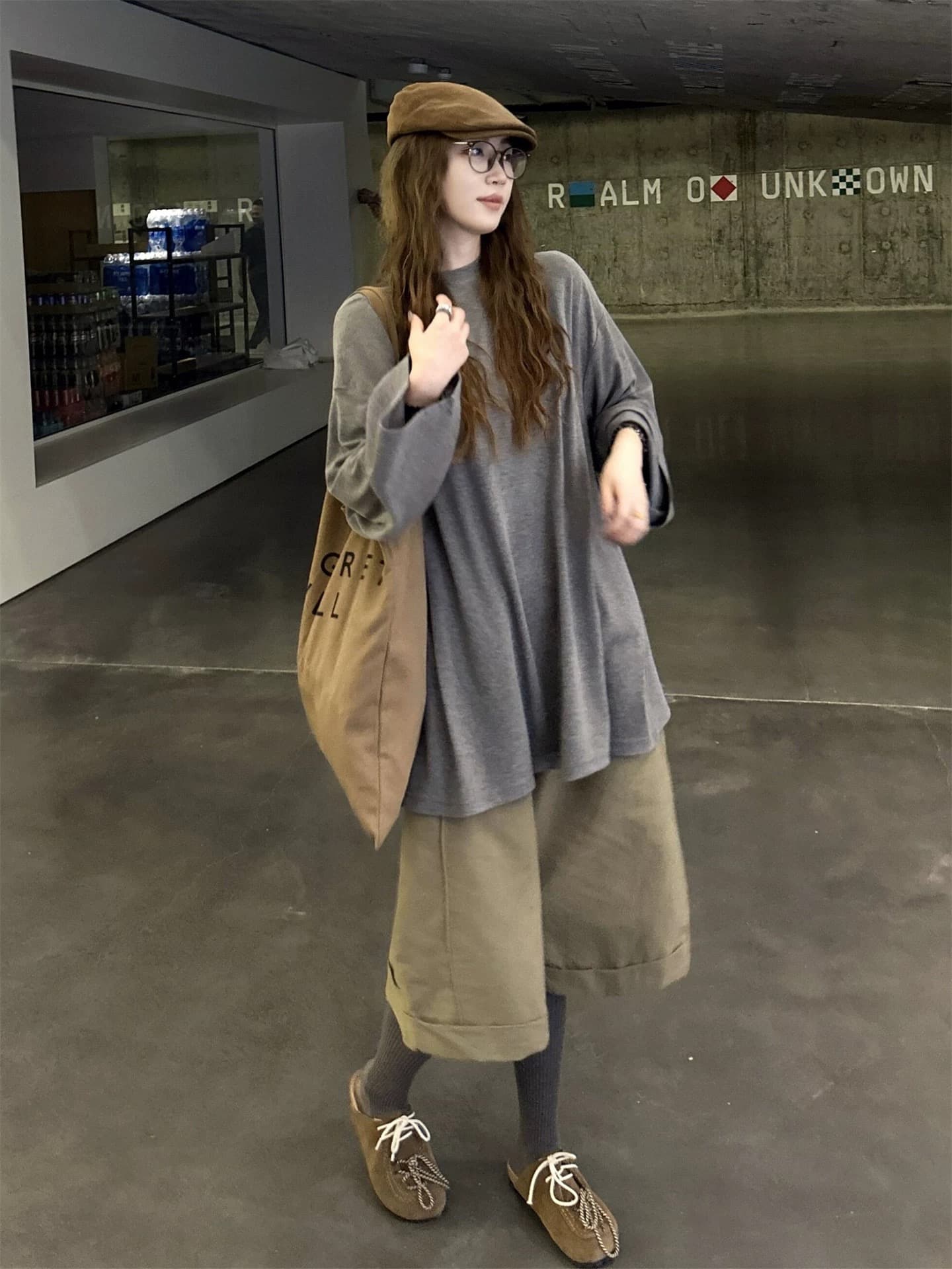 한 부서 이른 가을 착용 가져 가라. 느긋한 바람 고급 센스 자이언트 잘 생긴 ~ 중 회색 루즈핏 티셔츠 7 점 와이드 레그 팬츠 세트 여성 이미지 3