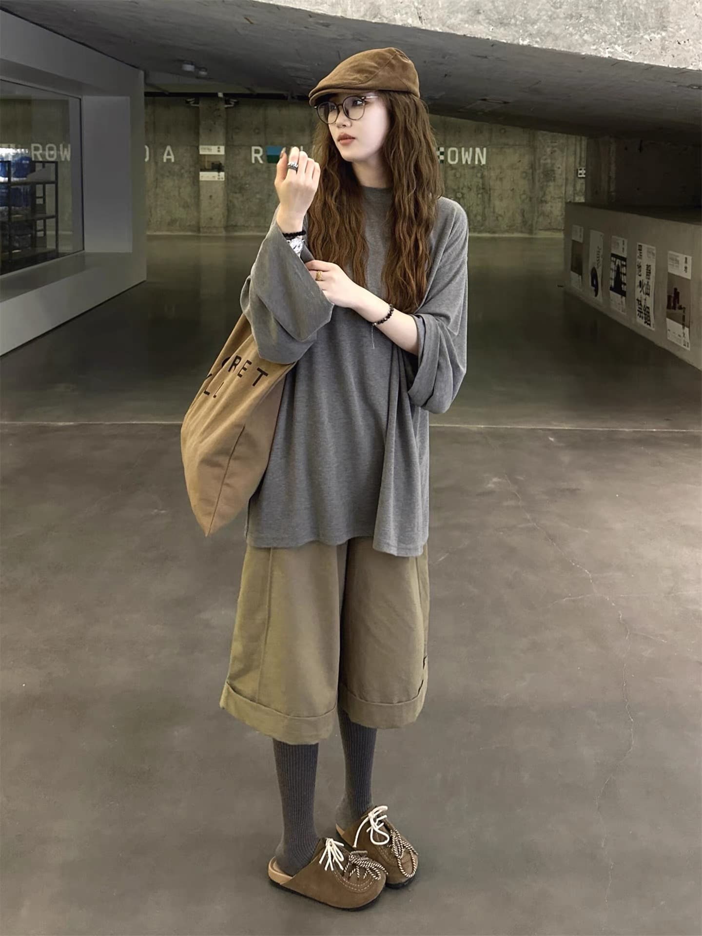 한 부서 이른 가을 착용 가져 가라. 느긋한 바람 고급 센스 자이언트 잘 생긴 ~ 중 회색 루즈핏 티셔츠 7 점 와이드 레그 팬츠 세트 여성 이미지 2