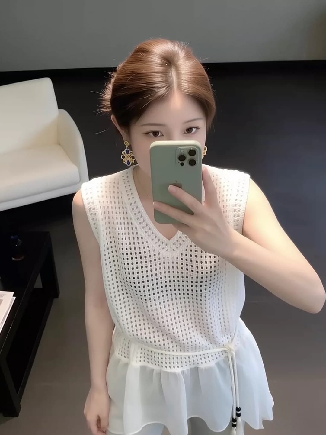 2026 여름 새로운 화이트 V넥 홀로우 아웃 니트 조끼 여성 민소매 패치워크 망사 슬림해 보이는 다용도 스택 착용 상세 이미지 5